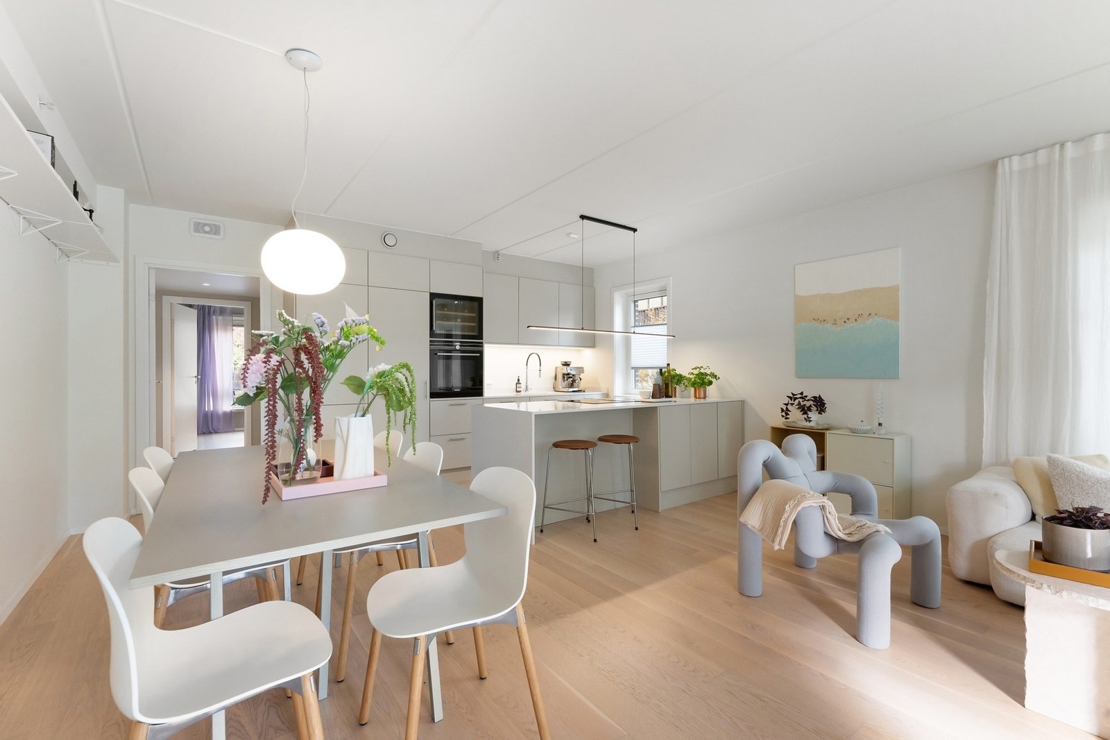 Leiligheten har en meget god planløsning med et sosialt og stort oppholdsrom. Galleribilde