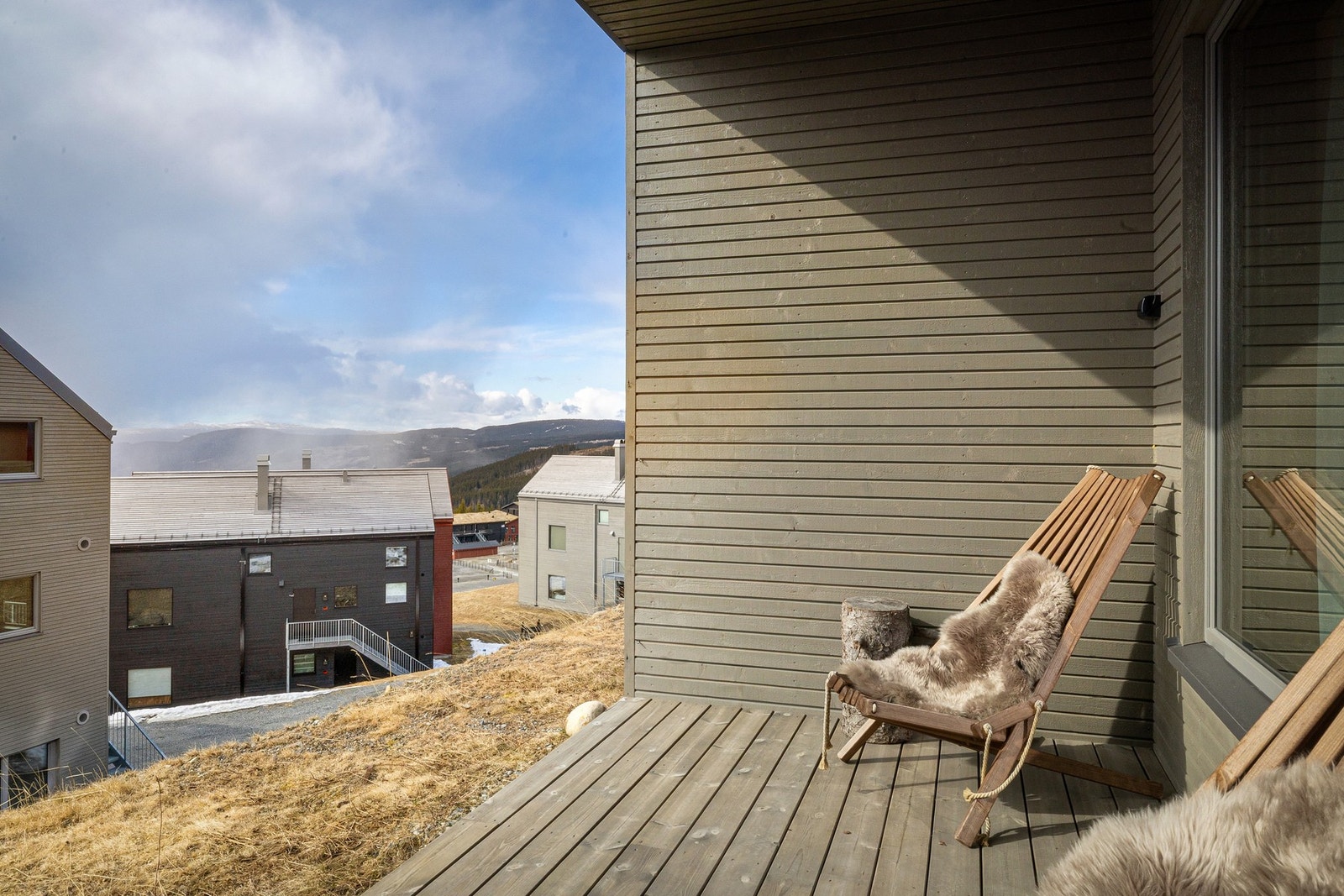 Lun terrasse med plass til avslapning etter en aktiv dag. Galleribilde