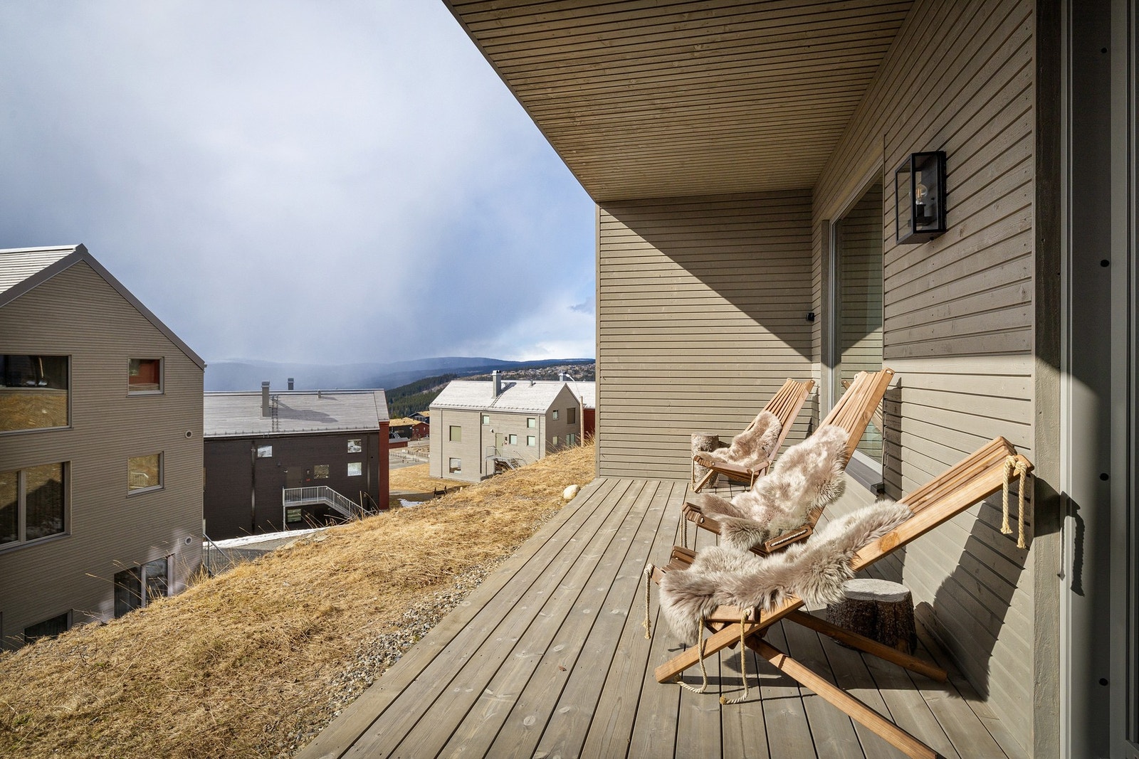 Flott uteområde med utsyn mot bebyggelsen og omkringliggende natur. Galleribilde