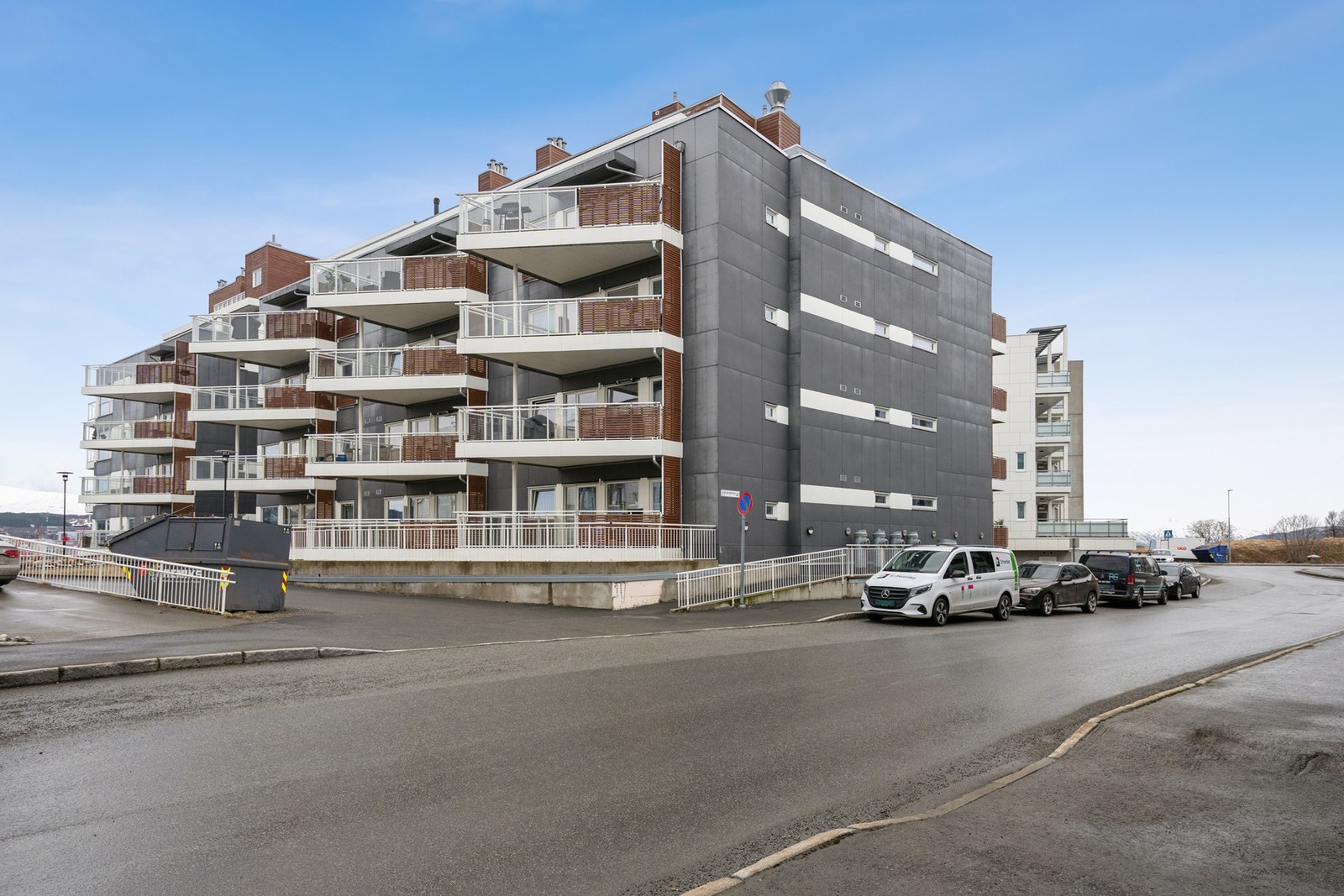 Fint, rolig og attraktivt område med kort vei til dagligvare, treningssenter, buss, badeplass og flotte turområder Galleribilde