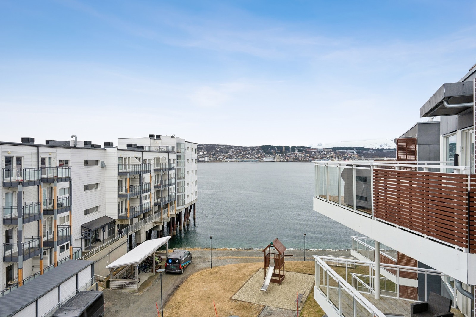 Pent opparbeidet strand- og kaipromenade som går langs havet Galleribilde