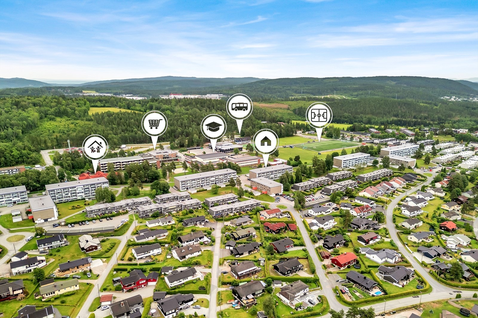 Området er rolig, i blindvei, med få minutters gange til barnehager, offentlig kommunikasjon, idrettsanlegg, samt matbutikk via gangvei. Galleribilde