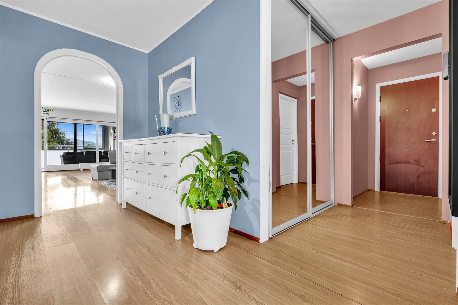 Fin skyvedørsgarderobe ved inngangspartiet Galleribilde