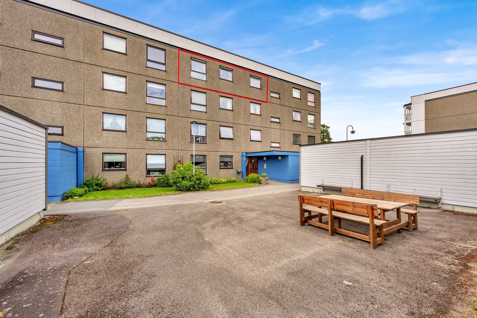 Borettslaget har trivelige fellesarealer med asfalterte adkomststier og beplantninger Galleribilde