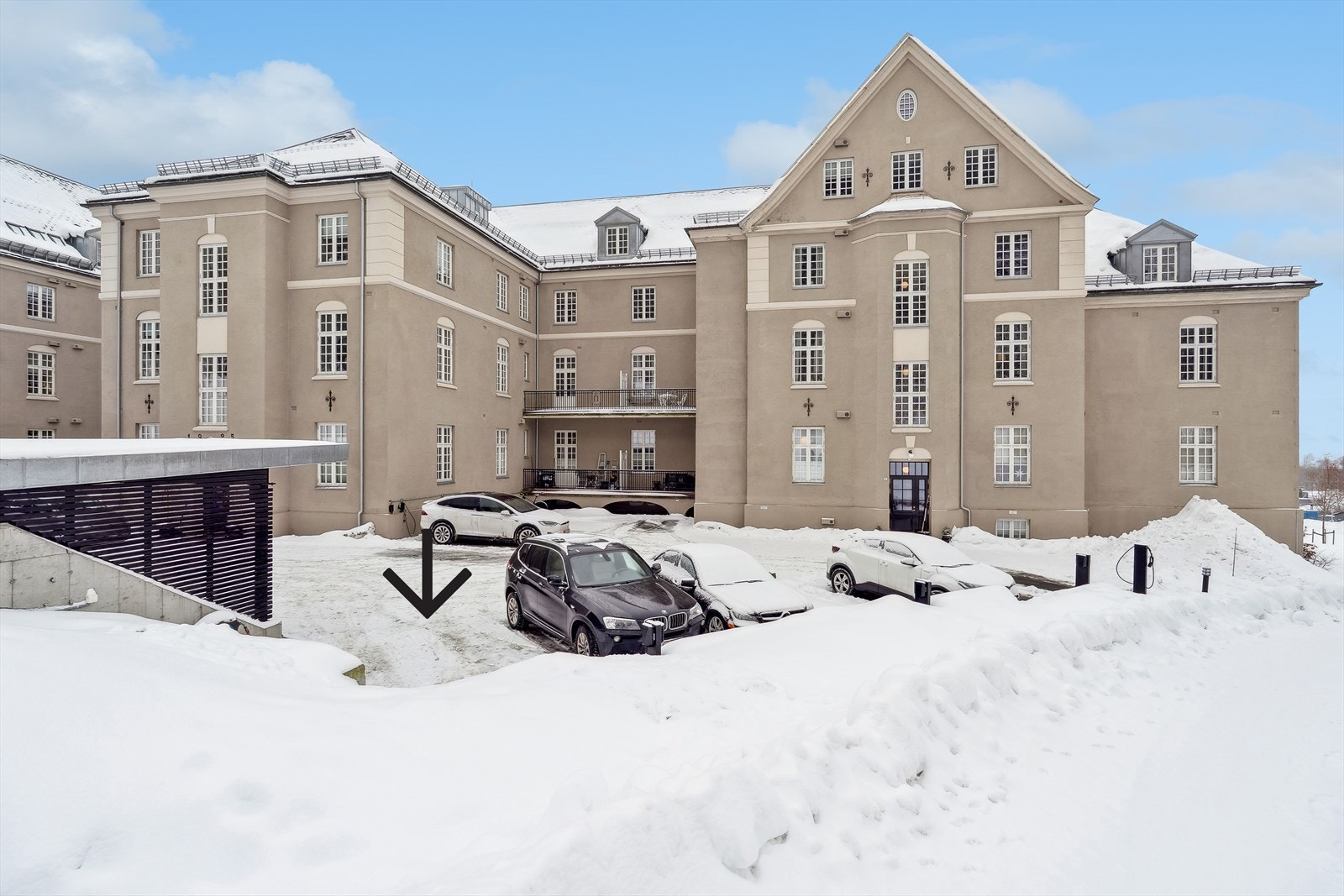 Det medfølger en biloppstillingsplass - det er montert elbil lader på plassen Galleribilde