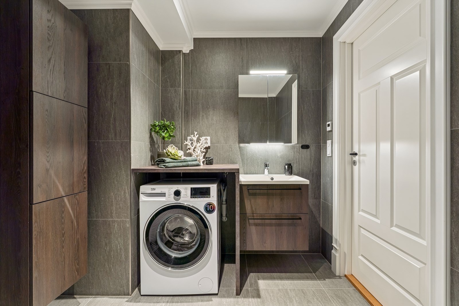 Pent, flislagt bad/vaskerom med downlights i himling og gulvvarme Galleribilde