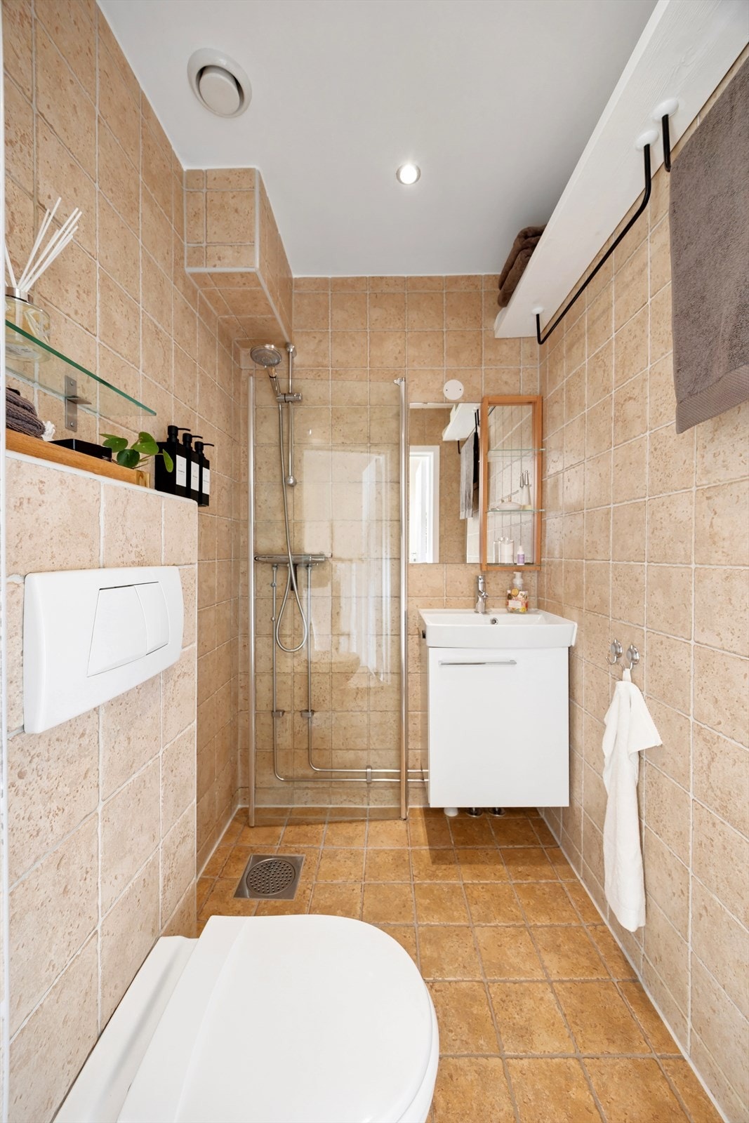 Badet er flislagt og har varmekabler i gulv Galleribilde