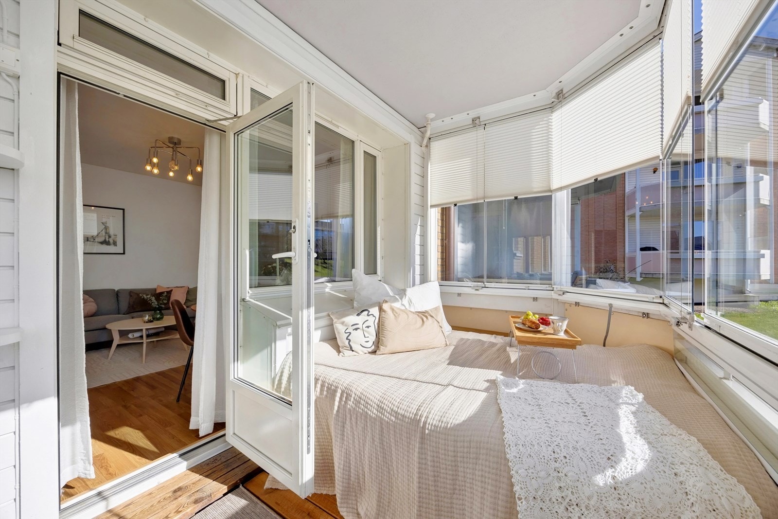 Balkongen er innredet med plassbygde møbler, herunder sitteplass og daybed Galleribilde