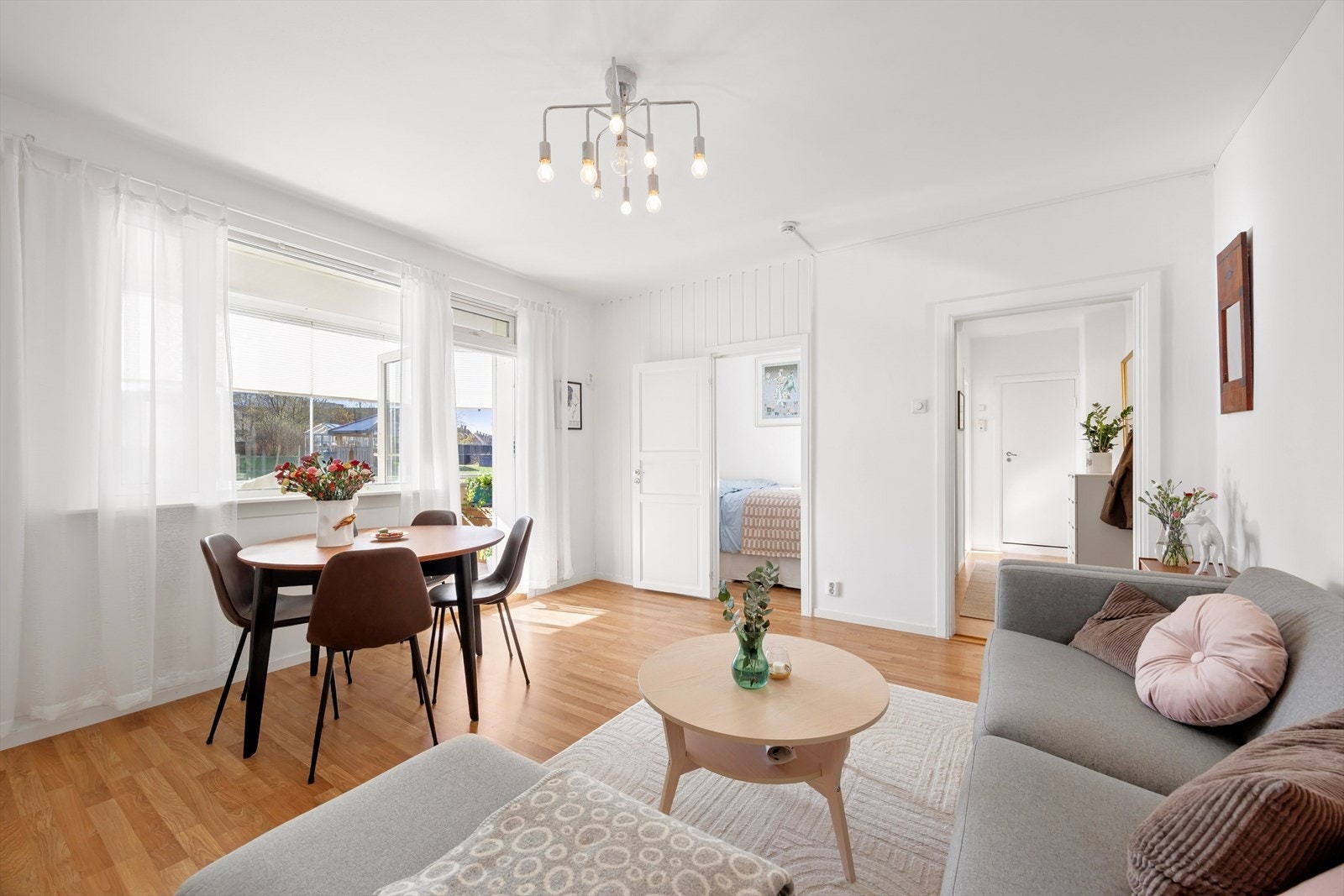 en lys og attraktiv bolig med grønne omgivelser Galleribilde