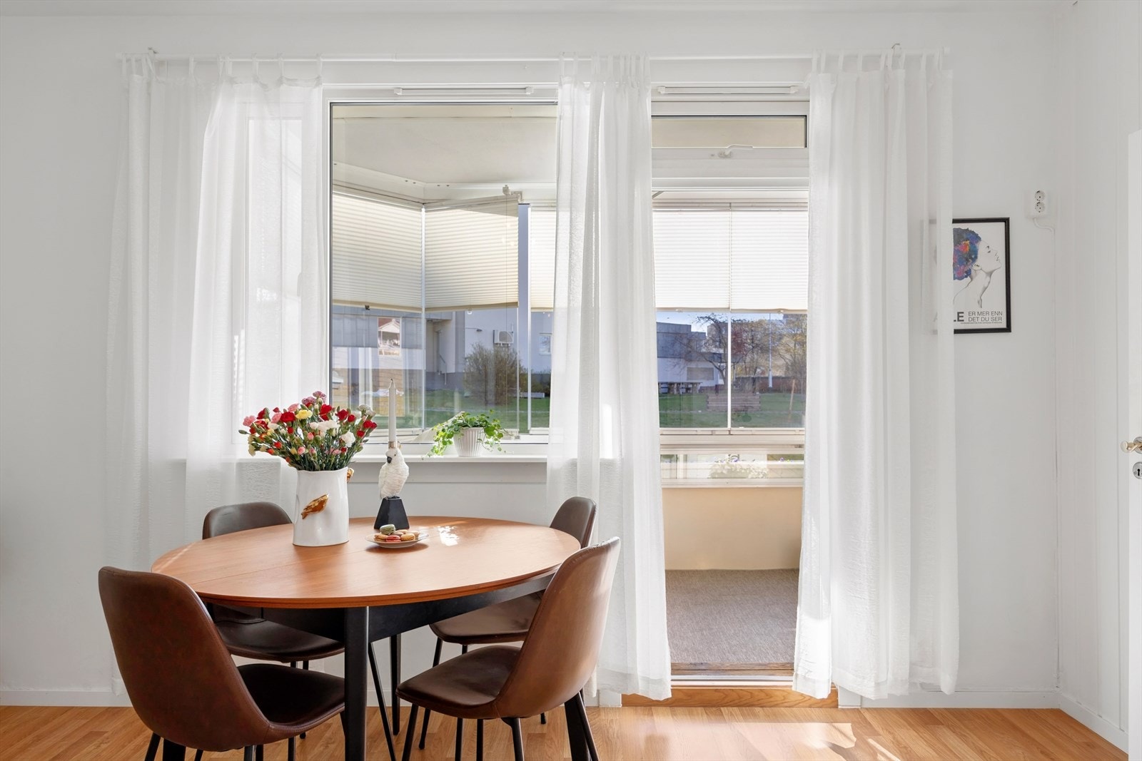 Fra stuen er det utgang til en innglasset balkong på ca. 7 m² Galleribilde