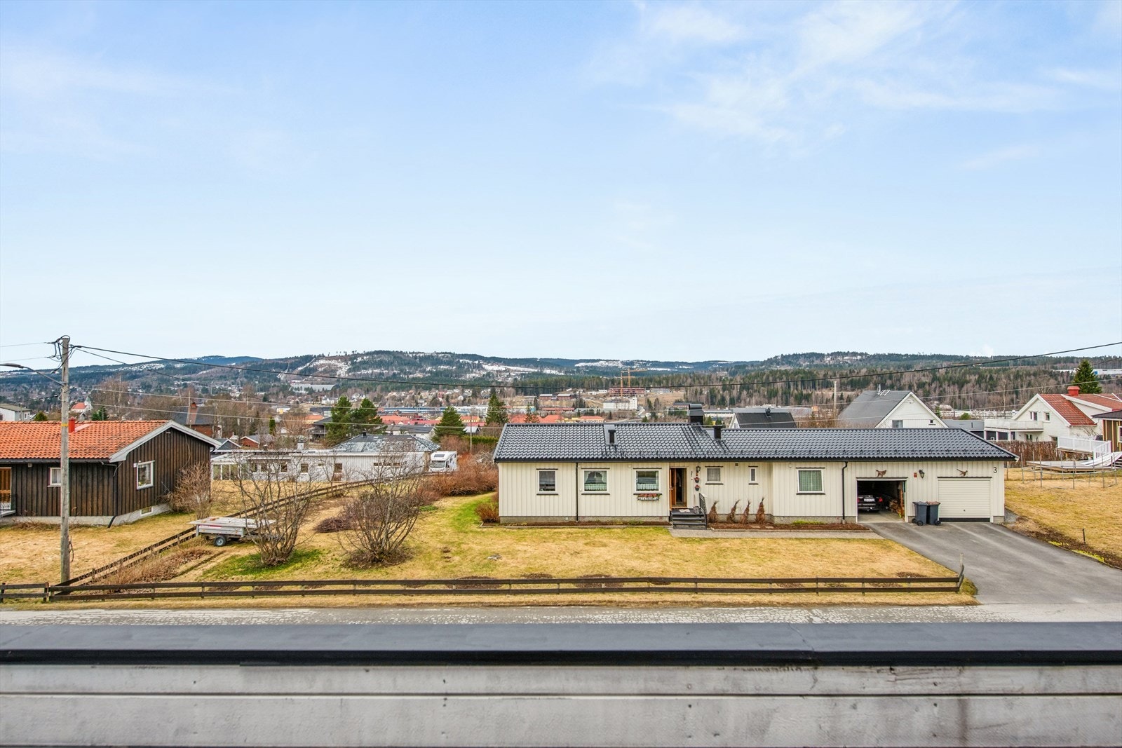 Fra eiendommen er det kort vei til Raufoss Industripark og gode pendlermuligheter, med ca. 7-8 minutter med bil til Gjøvik. Galleribilde