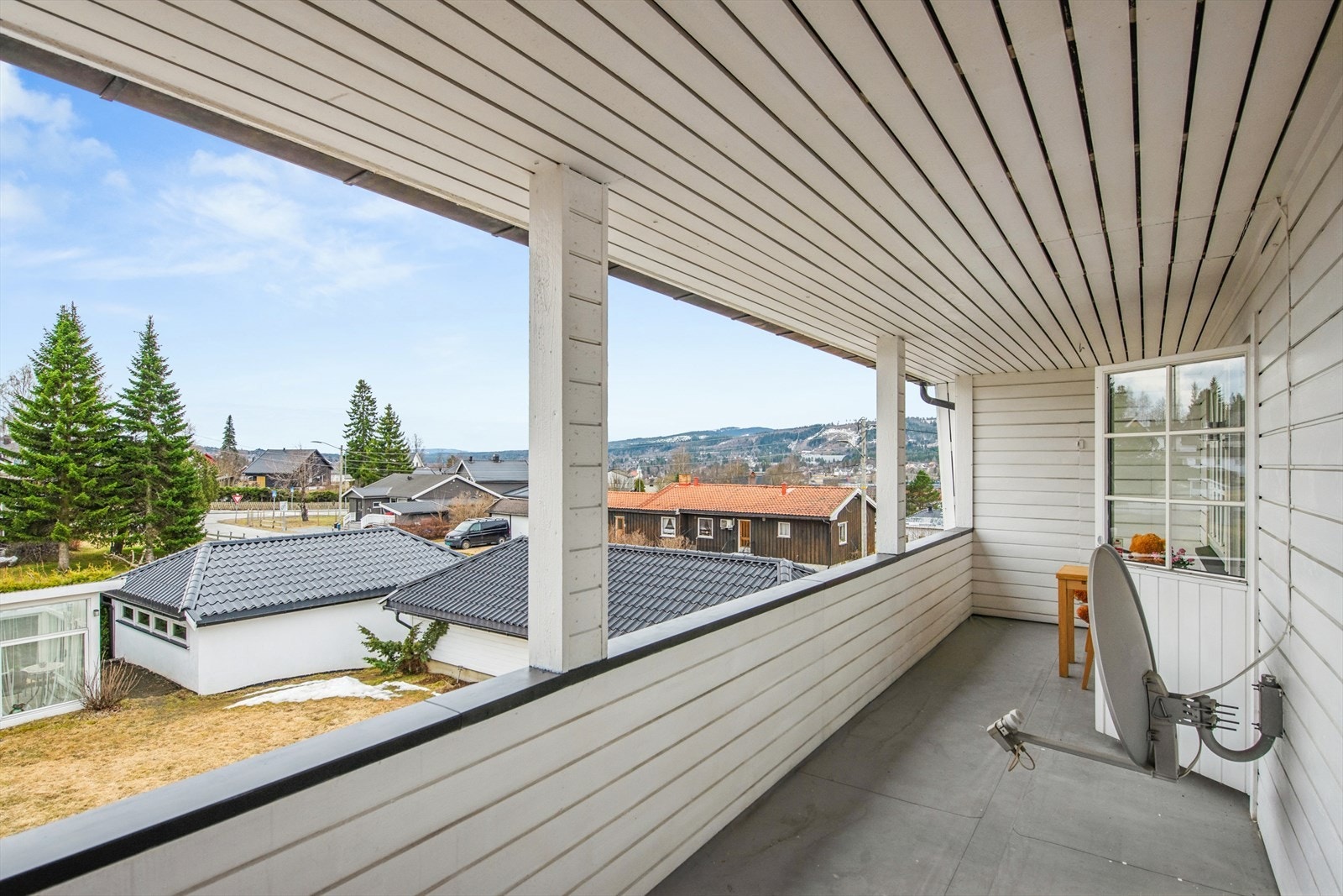 Fra verandaen i andre etasje har du god oversikt over eiendommen og nærområdet. Galleribilde