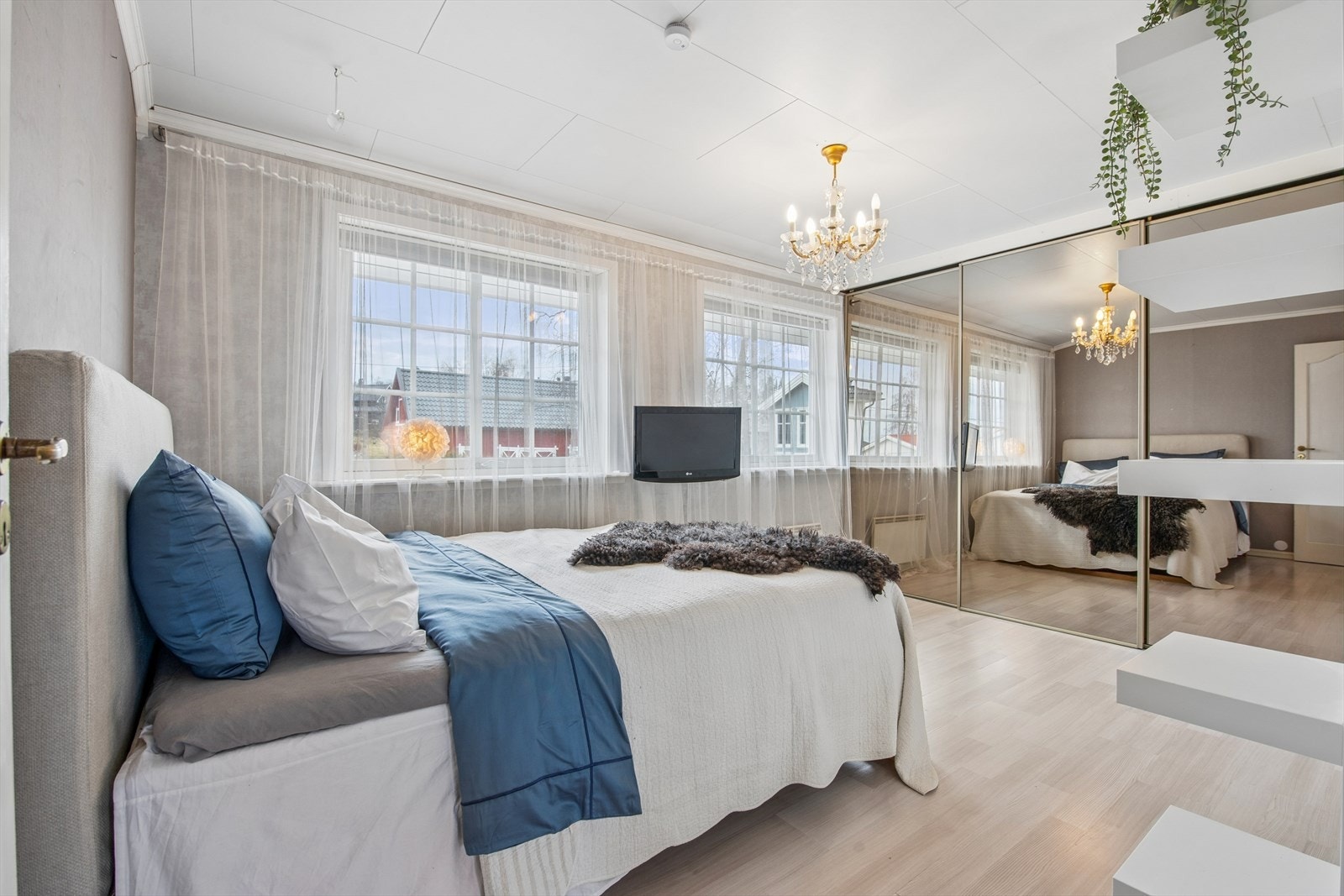 Hovedsoverommet er romslig, med god plass til dobbeltseng og en stor skyvedørsgarderobe. Galleribilde