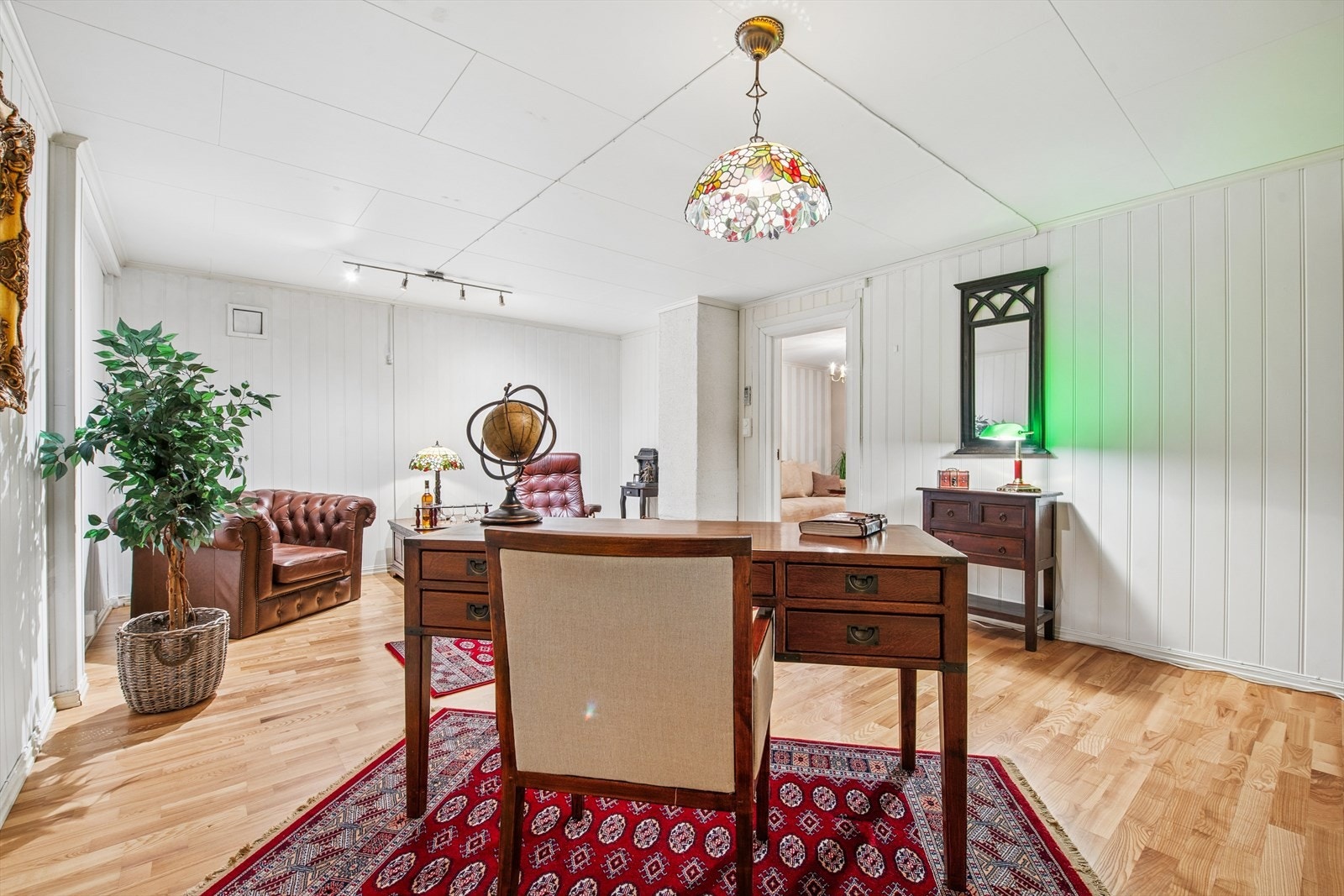 Kjelleren byr på flere innredede rom med mange bruksmuligheter og god lagringsplass. Galleribilde