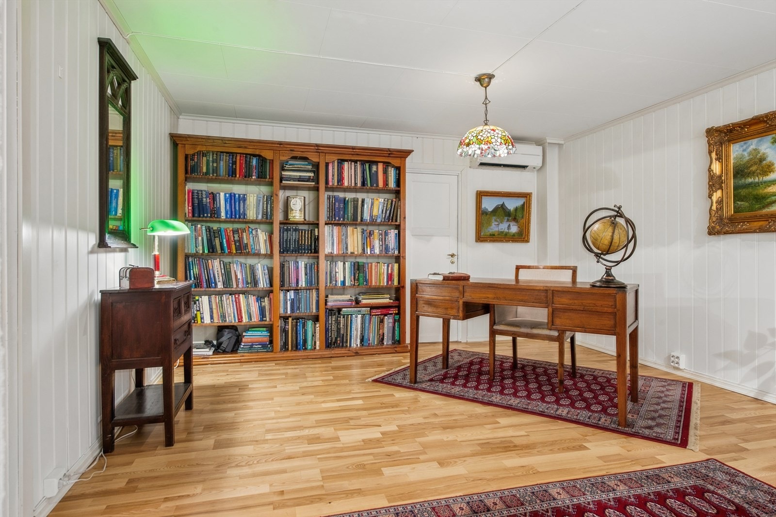 Dette rommet er perfekt som bibliotek, kontor eller en rolig lesekrok. Galleribilde