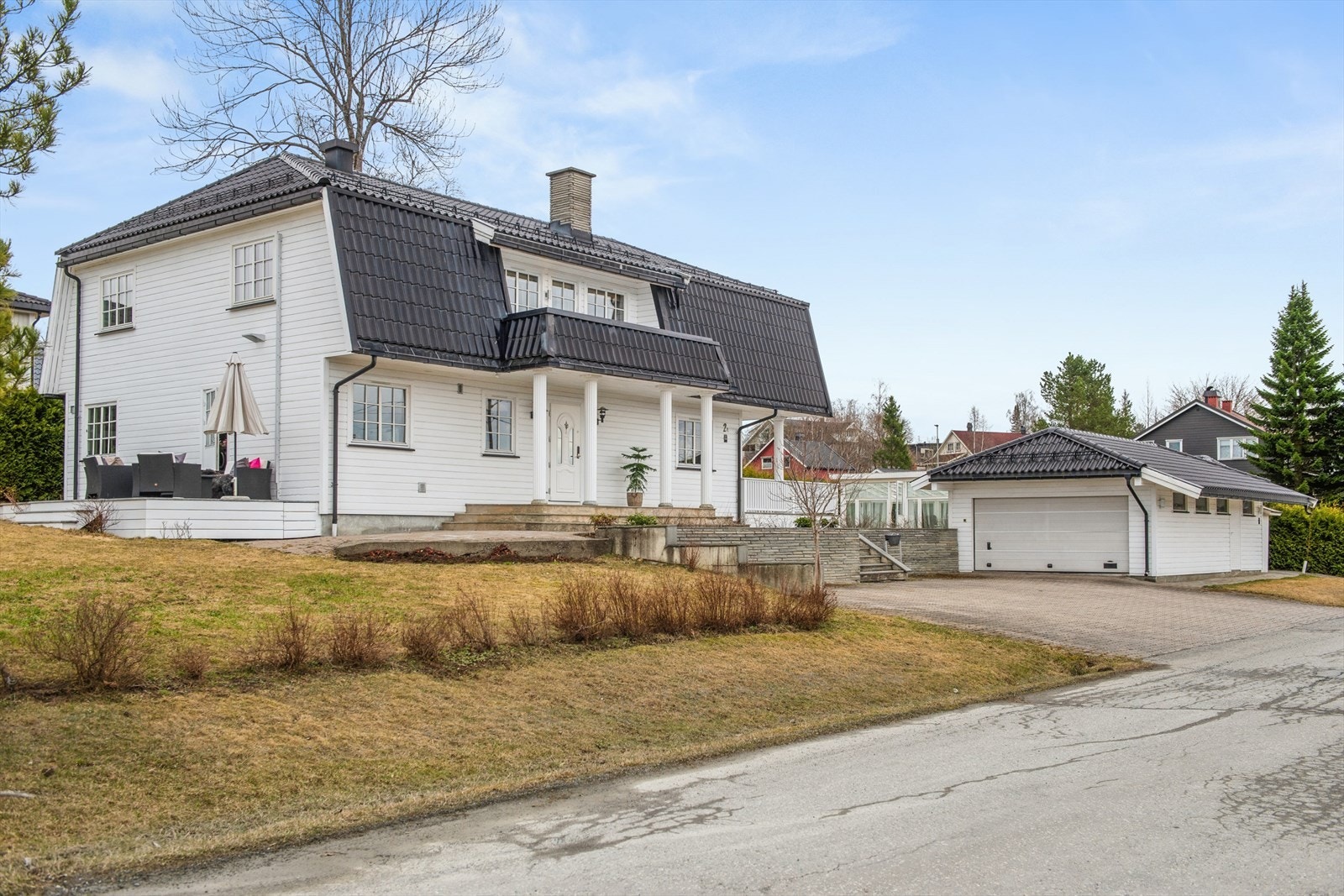 En inholdsrik og velholdt enebolig med klassisk arkitektur, store verandaer og en familievennlig beliggenhet på Raufoss. Galleribilde