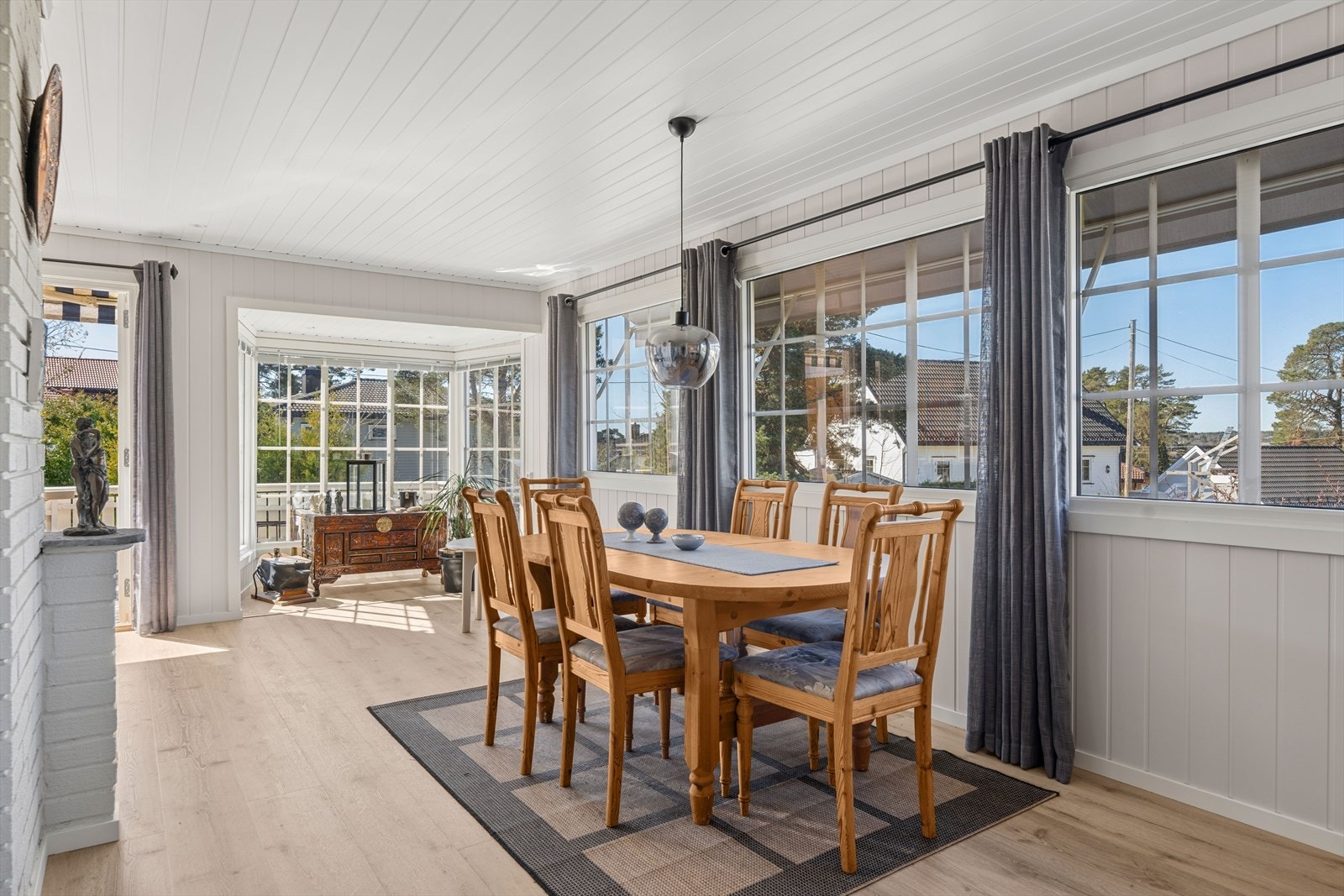 Et utbygget karnapp med store vindusflater gir godt naturlig lys til spisestuen. Galleribilde
