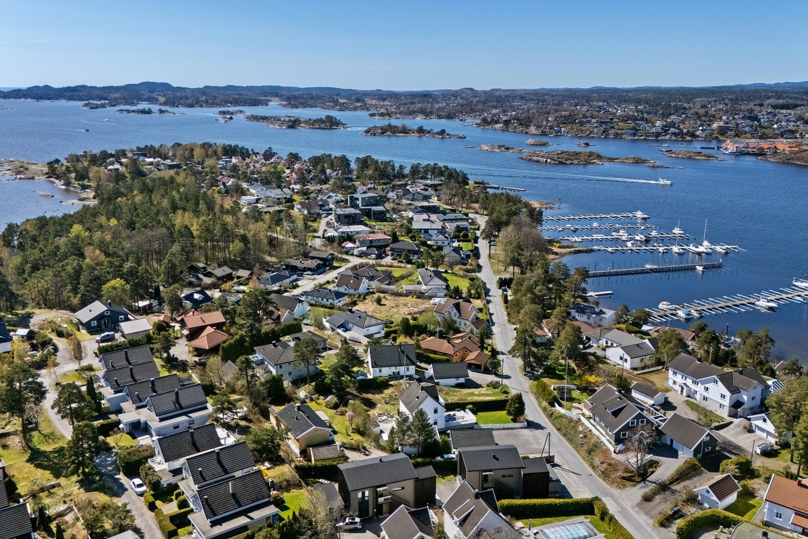 Området Asnes består hovedsakelig av eneboliger og er kjent for sitt trygge og gode naboskap. Galleribilde