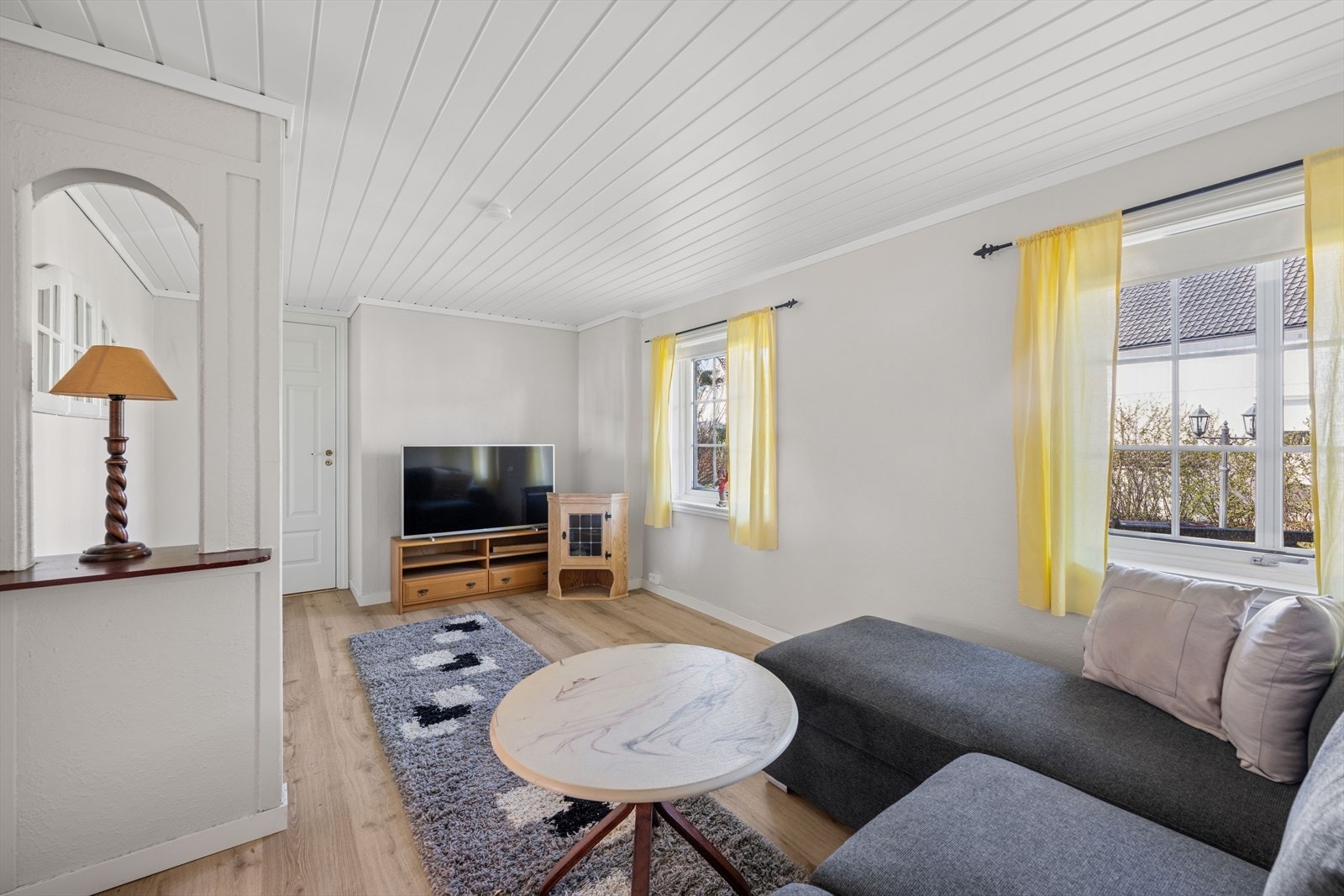 Stuen i hybeldelen har plass til en sofagruppe og TV-løsning. Dette rommet er delvis godkjent soverom og delvis bod, innredningen til stue er ikke omsøkt og godkjent. Se pkt. ferdigattest. Galleribilde