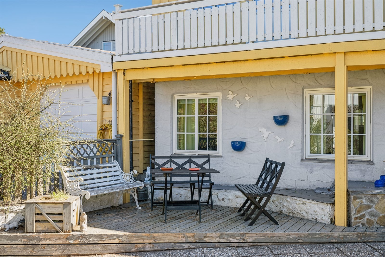 Uteplassen i første etasje er delvis overbygget av balkongen over. Galleribilde