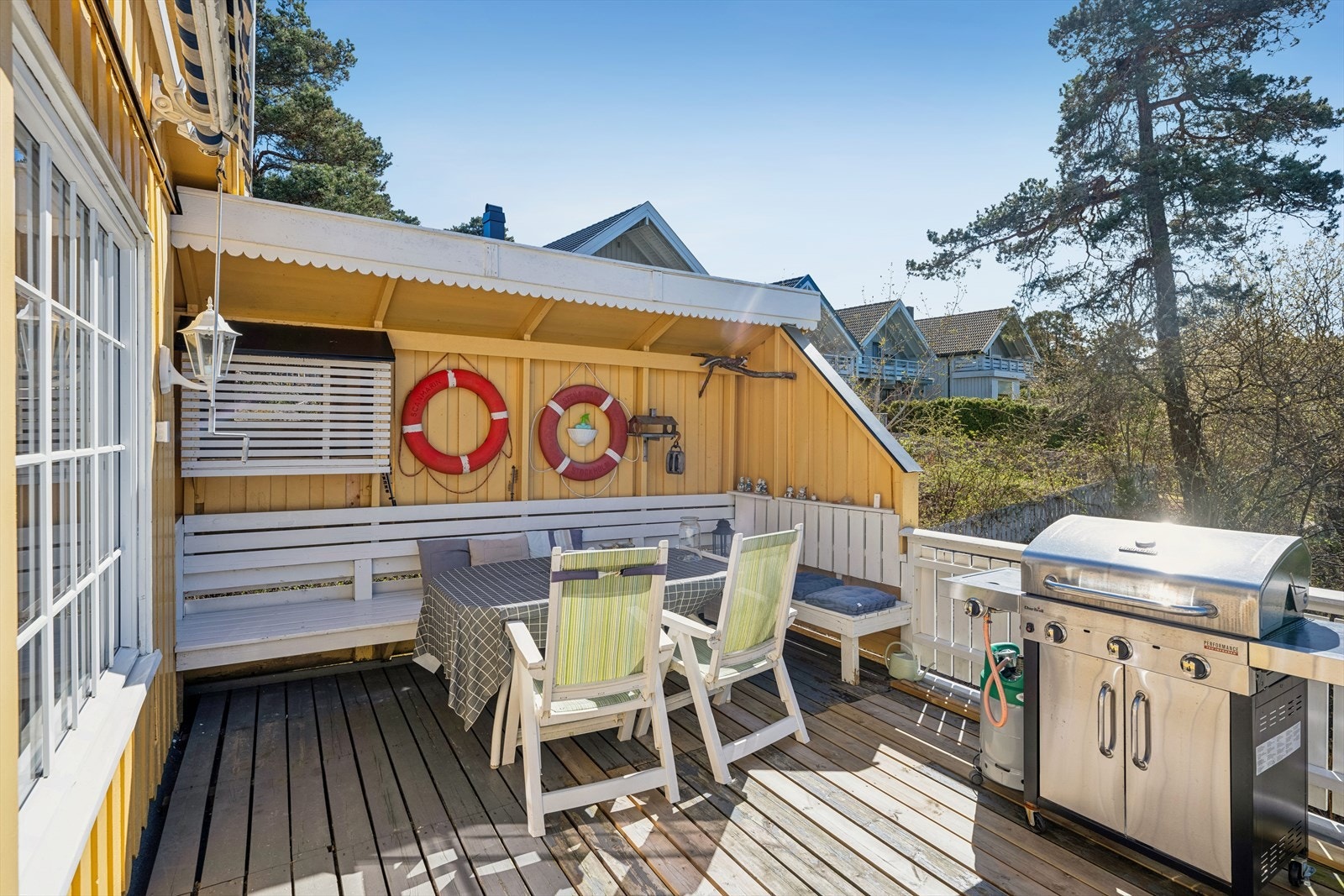 Fra stuen i andre etasje er det utgang til en romslig, sør- og vestvendt terrasse på rundt 40 m². En herlig uteplass med gode solforhold og fin utsikt. Galleribilde
