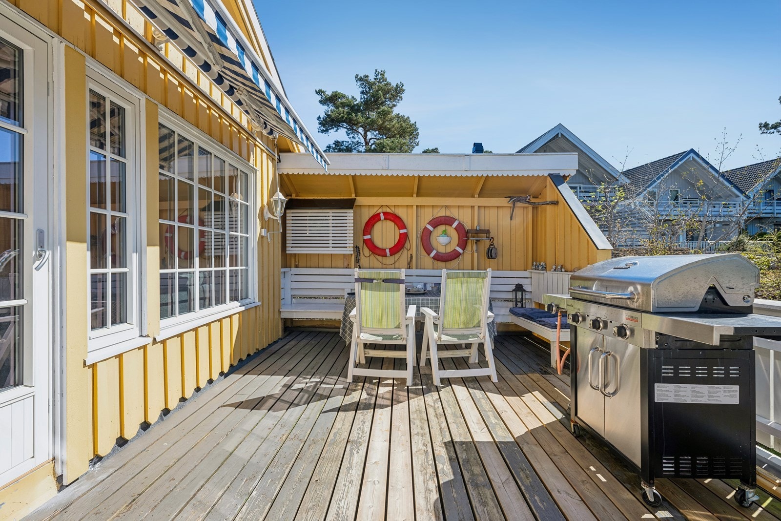 Balkongen er en flott forlengelse av stuen i sommerhalvåret. Galleribilde