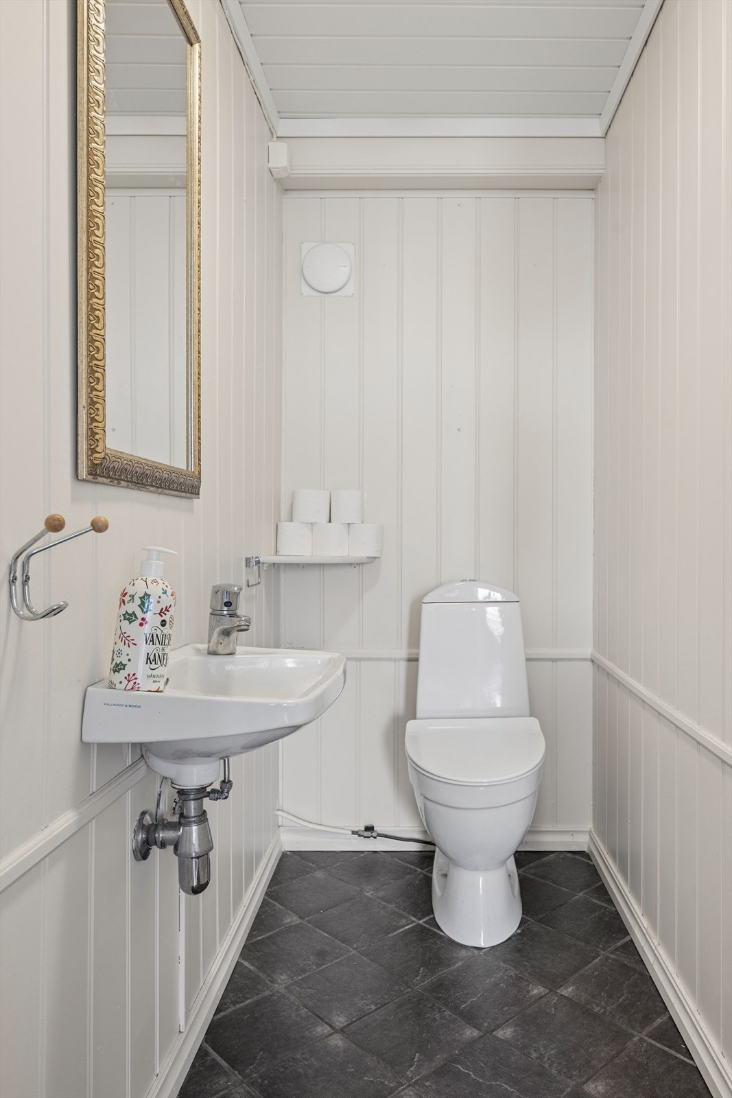 Enheten har også et separat toalettrom med WC og håndvask. Galleribilde