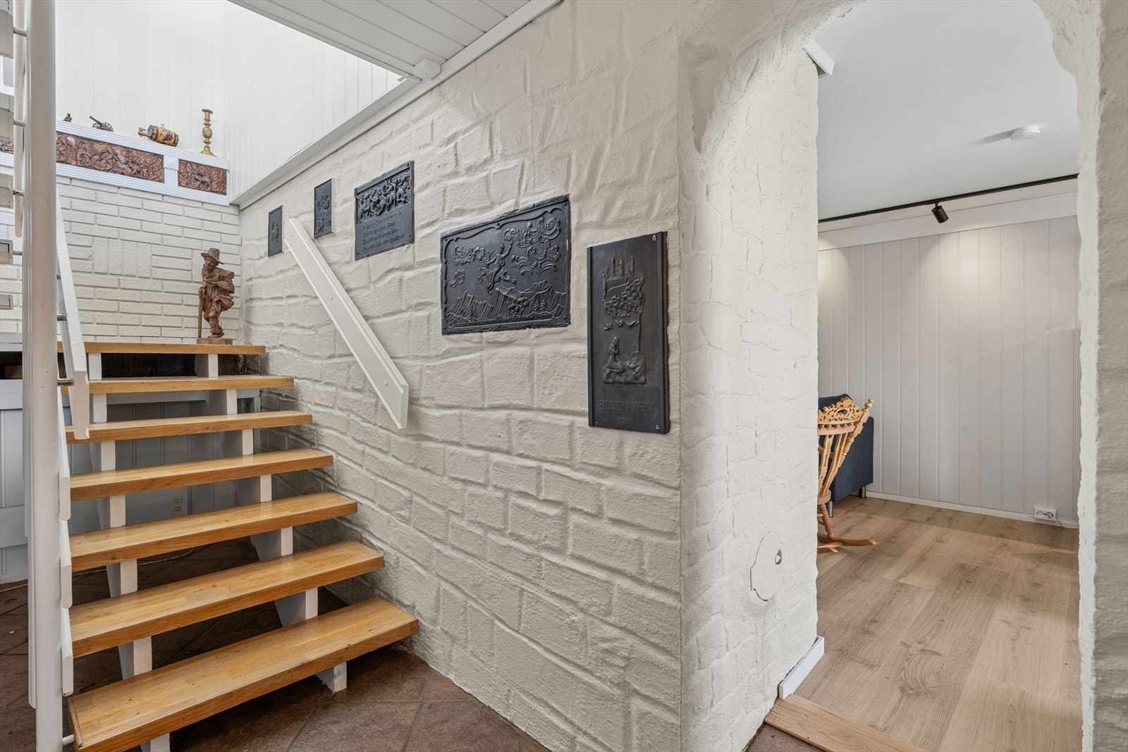 Den malte tretrappen binder de to etasjene sammen. Ved trappens fot i første etasje finner du kjellerstuen. Se pkt. ferdigattest. Galleribilde