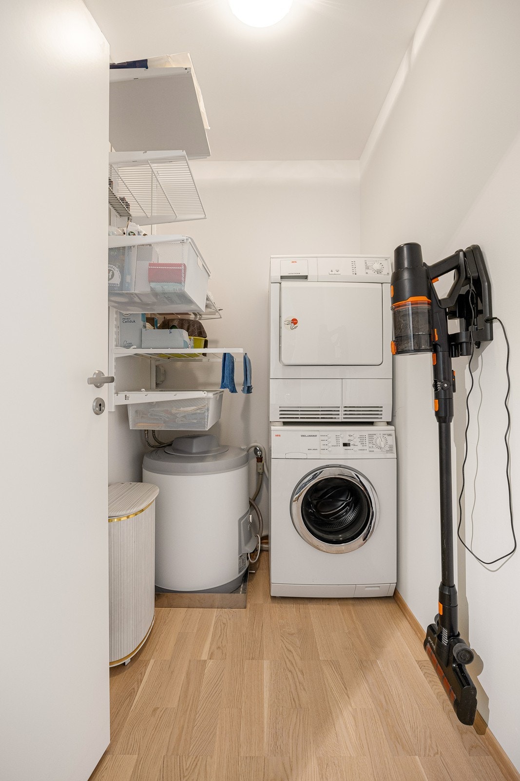 Vegg-i-vegg med badet ligger et vaskerom, men det er ikke bygd opp som våtrom. Vaskerommet er bod på byggetegninger. Galleribilde