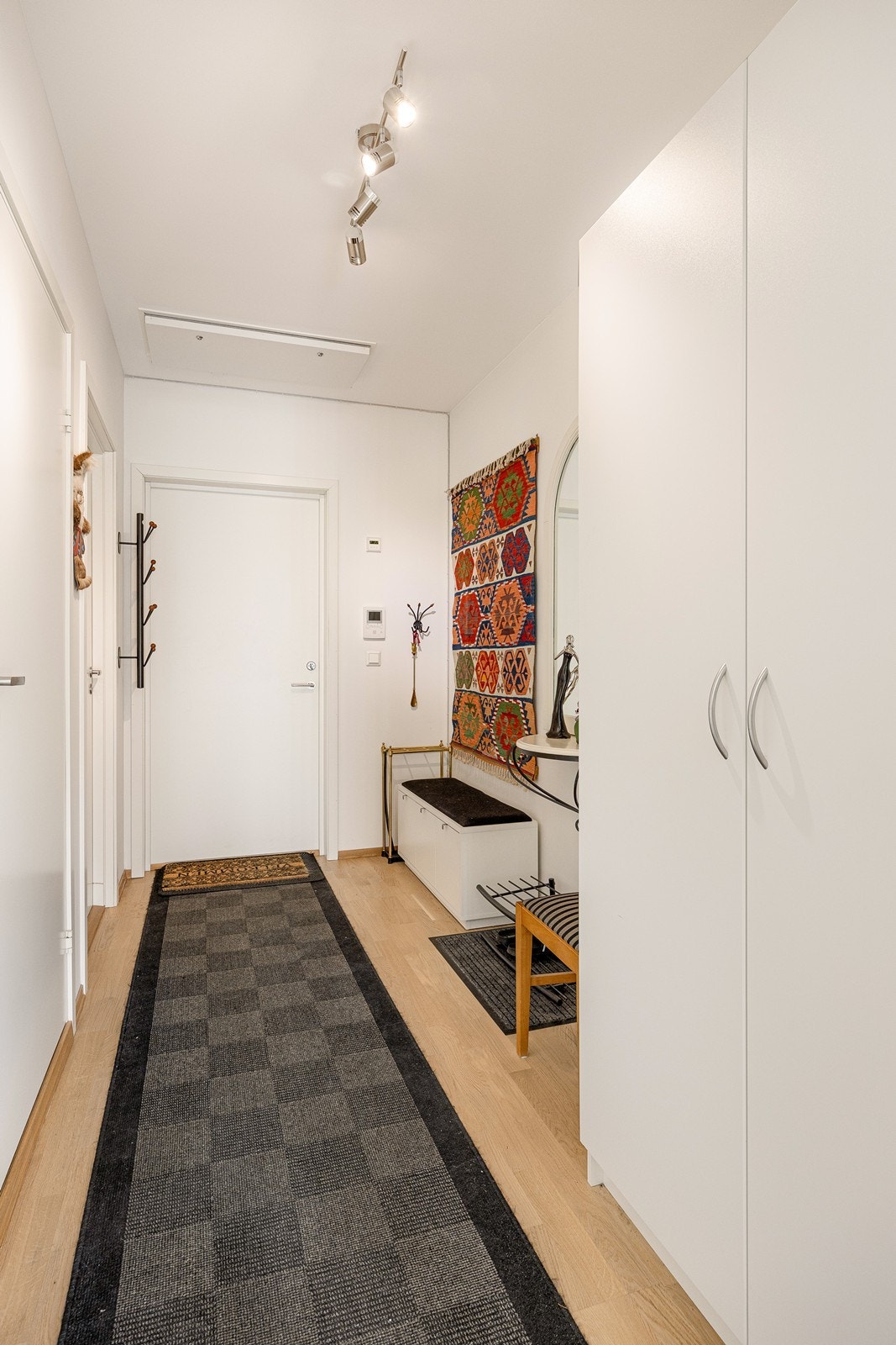 Entreen er lys og innbydende med parkettgulv, lysmalte, glatte vegger og listefri himling, en stil som går igjen i de øvrige oppholdsrom. Galleribilde