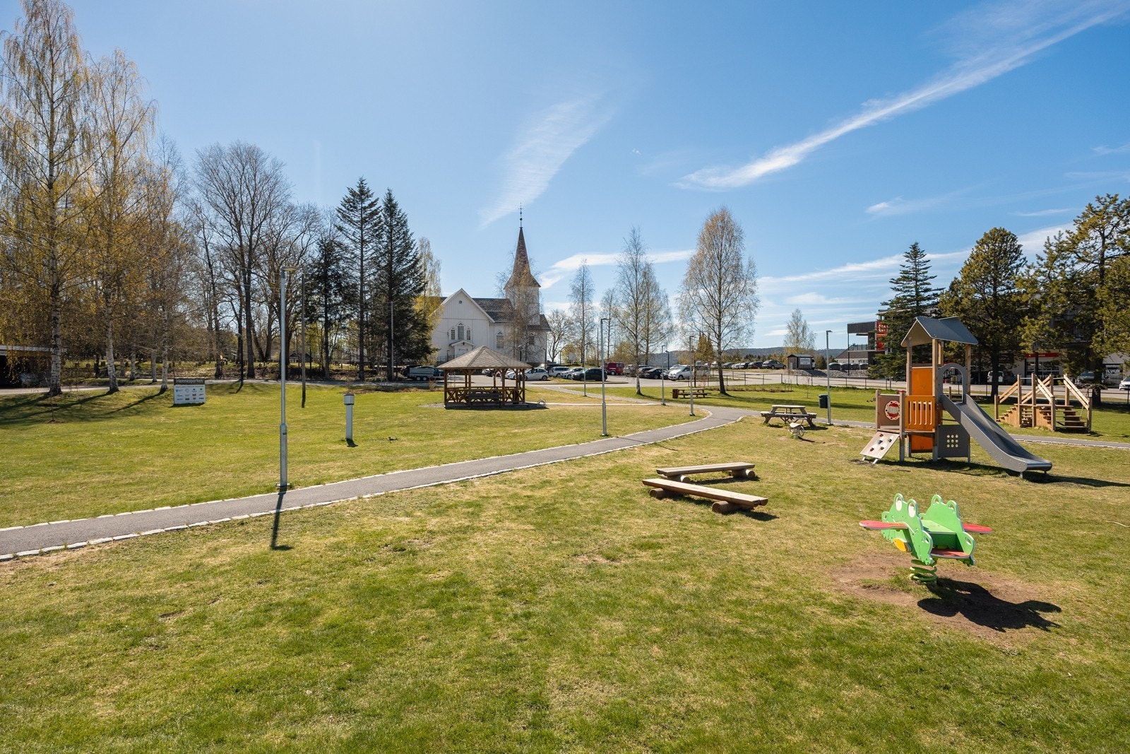 Parkområdet har hyggelige grøntarealer og lekeapparater for de minste. Galleribilde