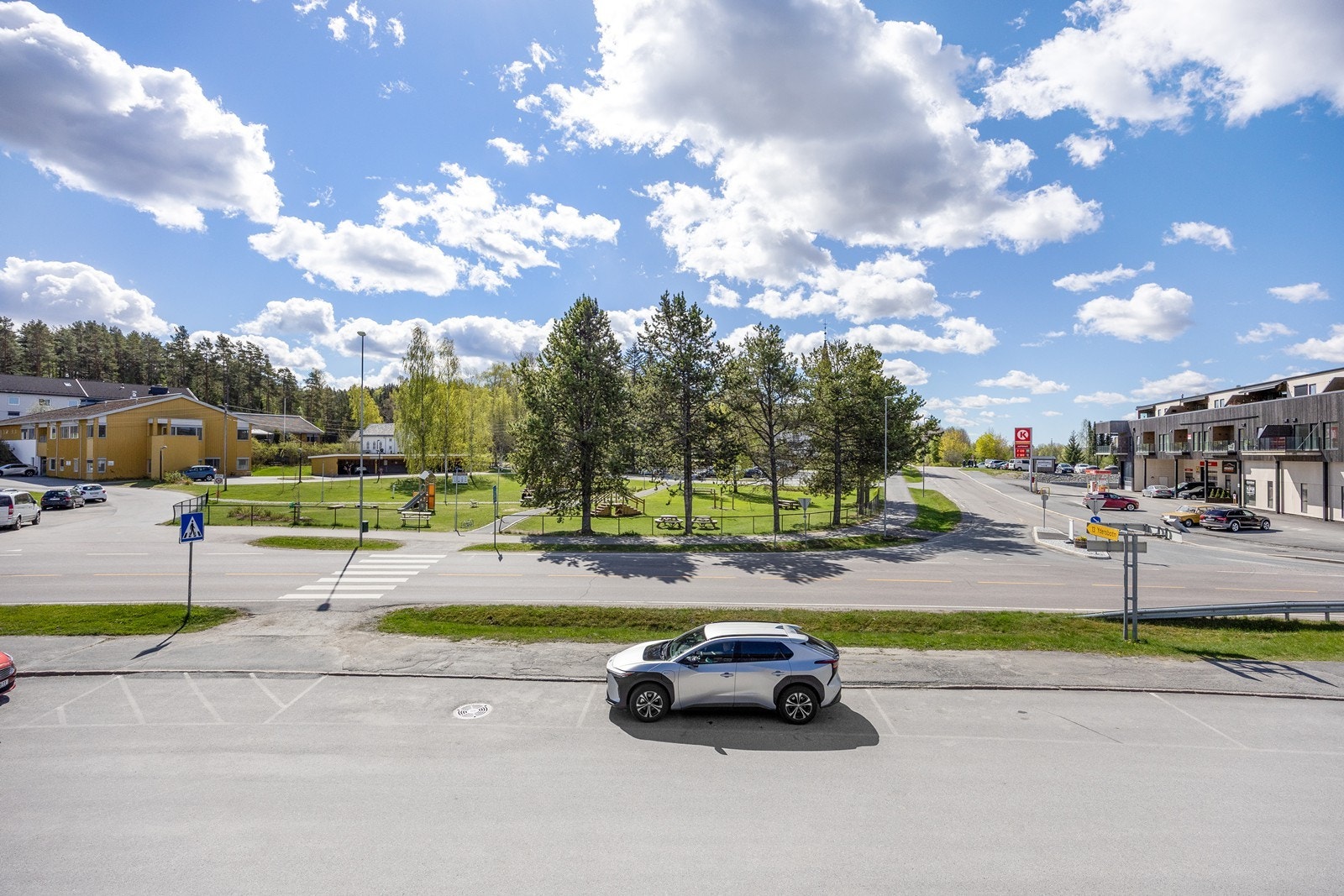 Nærområdet fremstår trivelig med et godt busstilbud, samt enkel tilgang til skog og mark. Offentlig kommunikasjon er lett tilgjengelig med bussholdeplass kun 3 minutters gange unna. Galleribilde