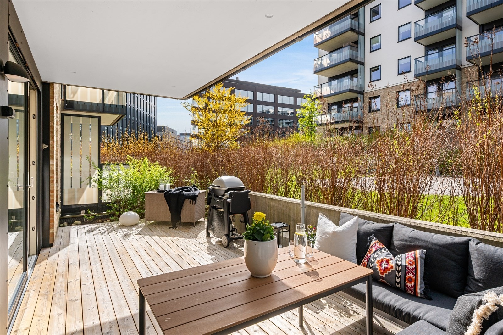 Terrassen er delvis overbygget og har belysning på vegg. Galleribilde