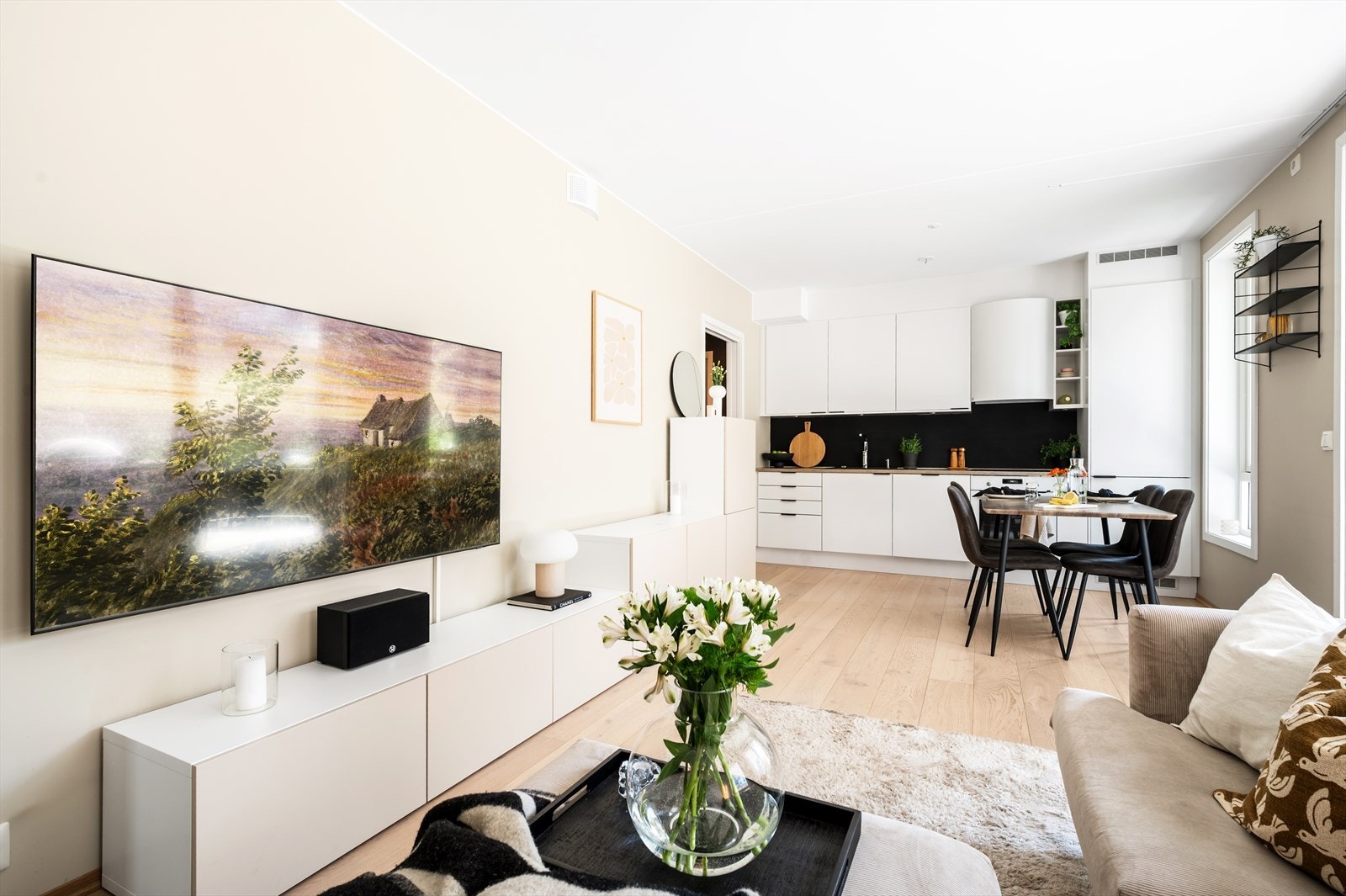 Den åpne løsningen mot kjøkkenet skaper en sosial og moderne planløsning. Galleribilde