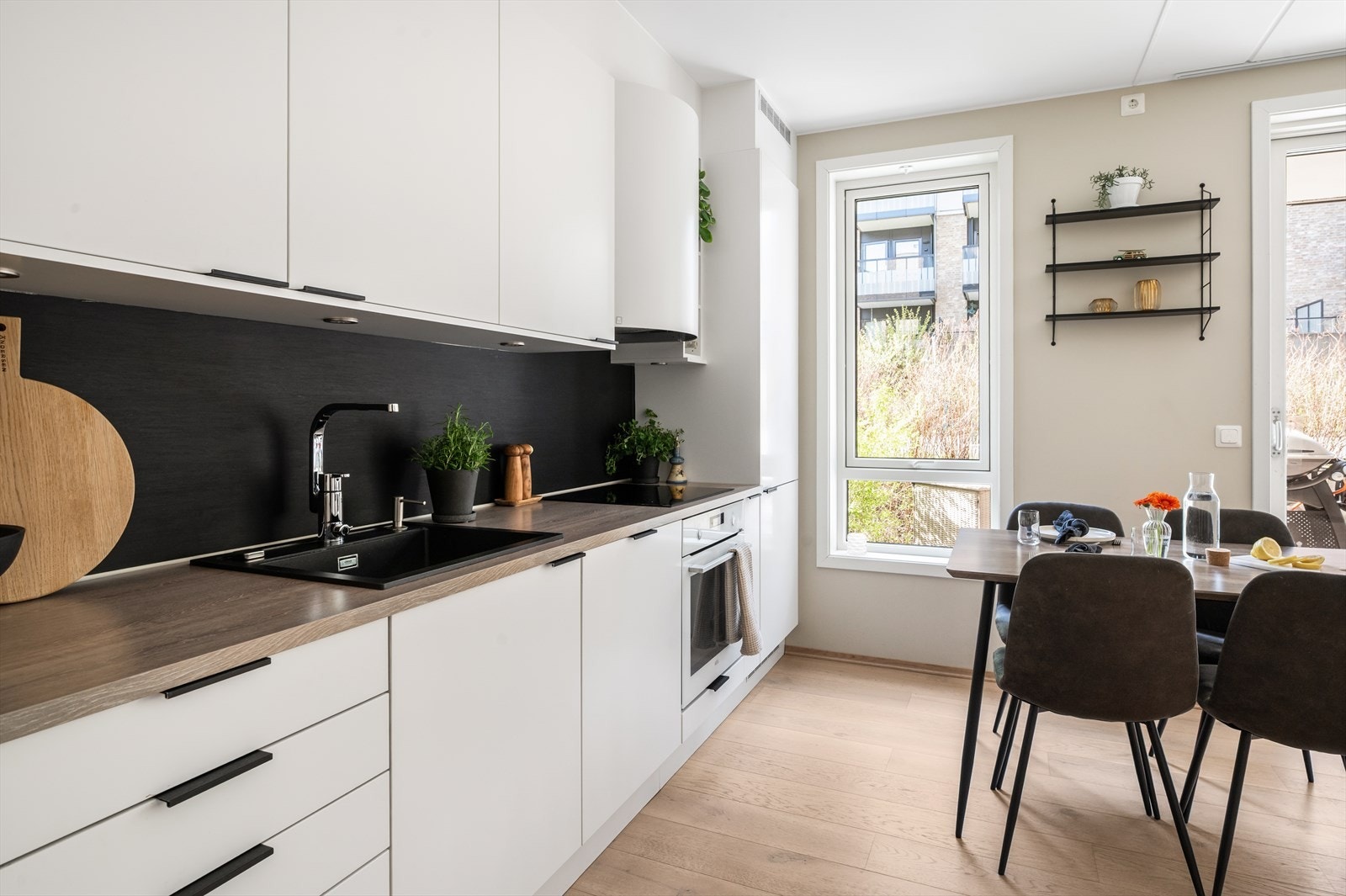 Leiligheten har flott parkett på gulv og lysmalte overflater. Galleribilde