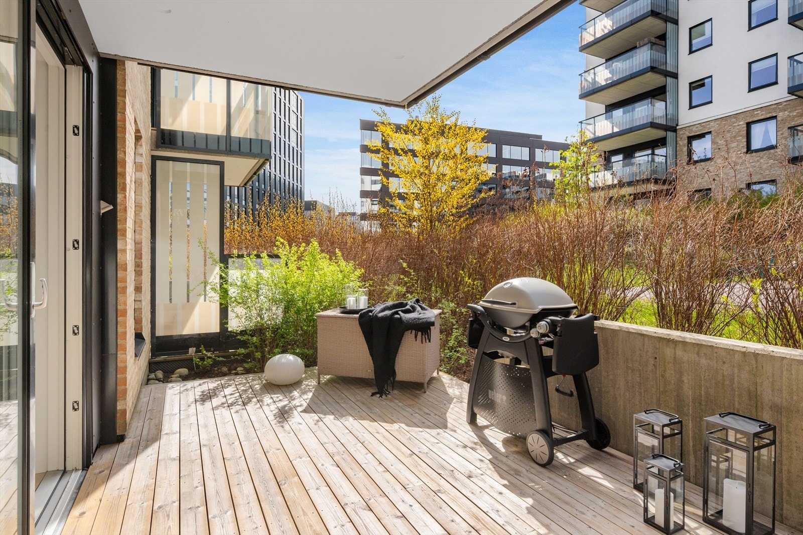 Her har man god plass til et spisebord og grill. Galleribilde