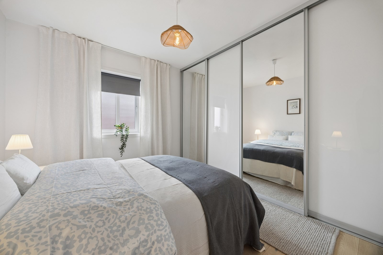 En stor skyvedørsgarderobe med speilfronter gir rikelig med oppbevaringsplass. Galleribilde