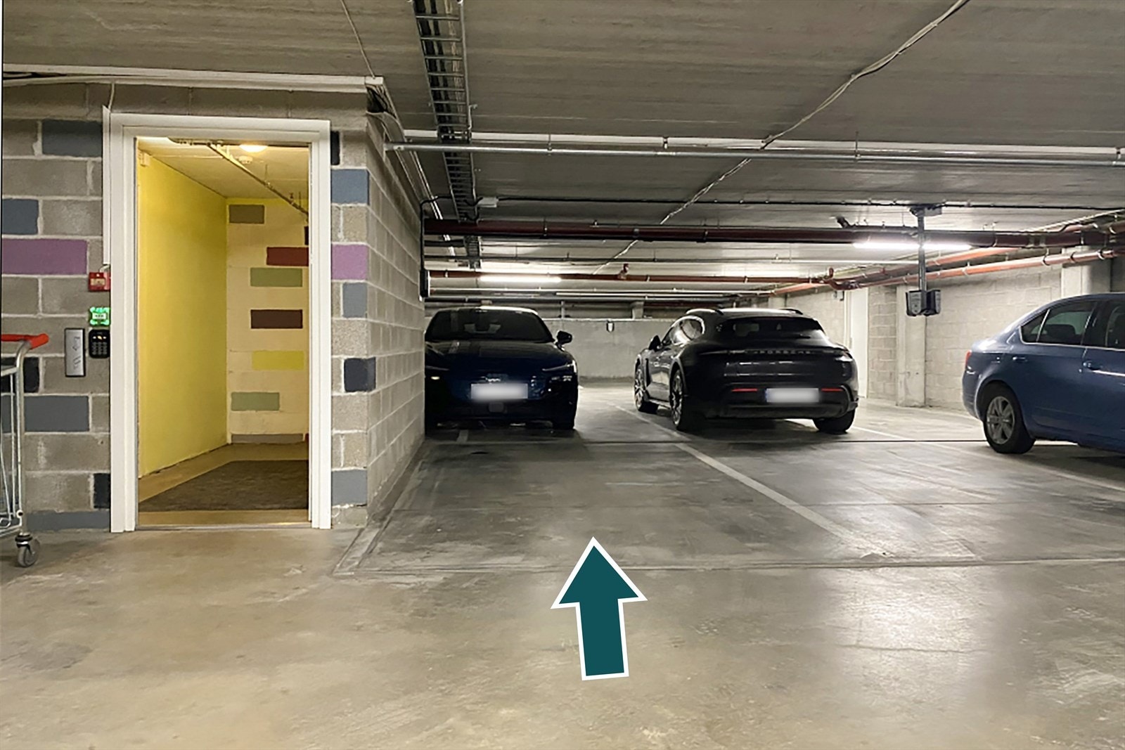 Fast parkeringsplass i garasjekjeller Galleribilde