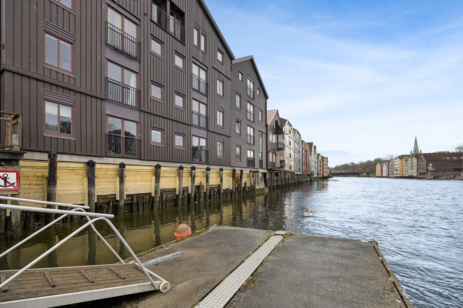 Bygget ligger helt i vannkanten, med Nidelva som nærmeste nabo. Galleribilde