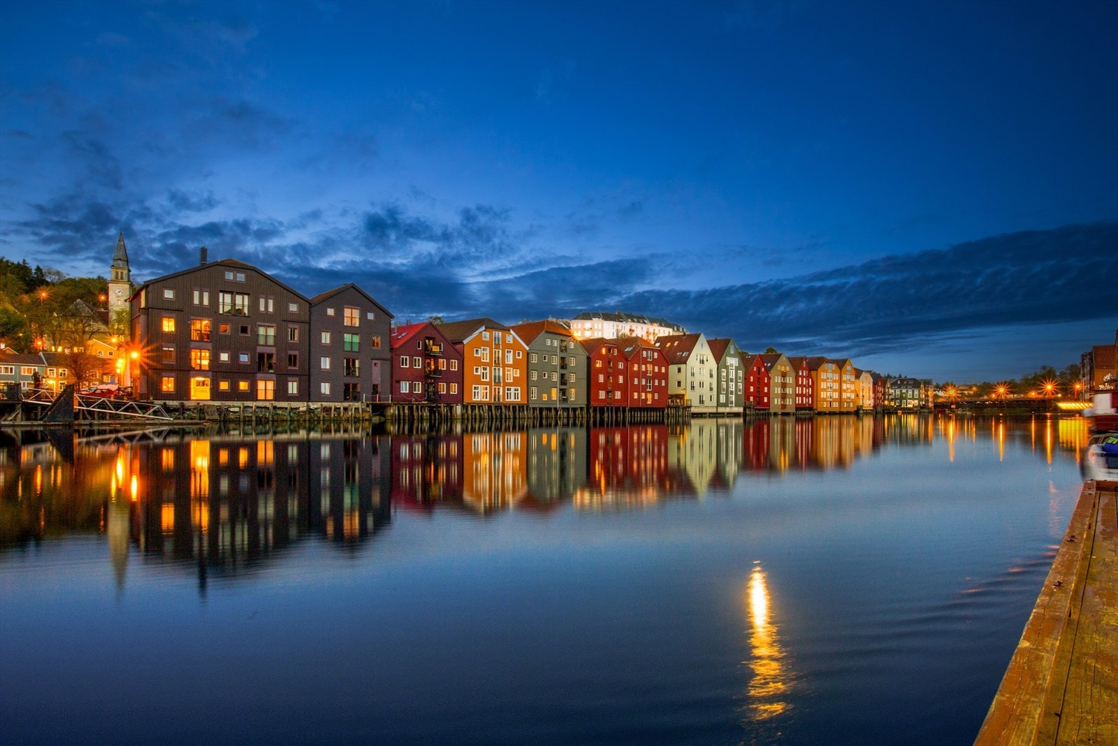 Kveldsstemning langs Nidelva, med kort vei til Solsiden og sentrum. Galleribilde