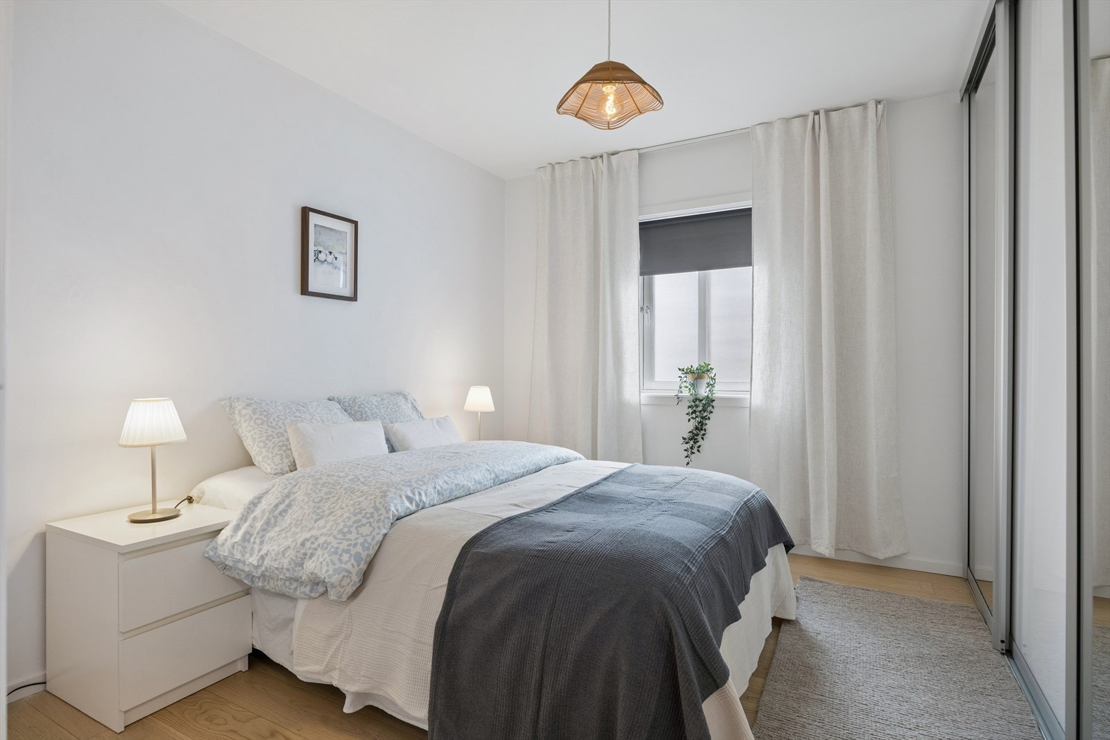 Hovedsoverommet har god plass til dobbeltseng og nattbord. Galleribilde