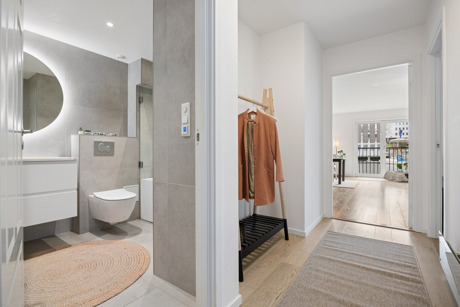 Fra gangen er det direkte tilgang til badet og det åpne oppholdsrommet. Sikringsskapet er plassert her. Galleribilde