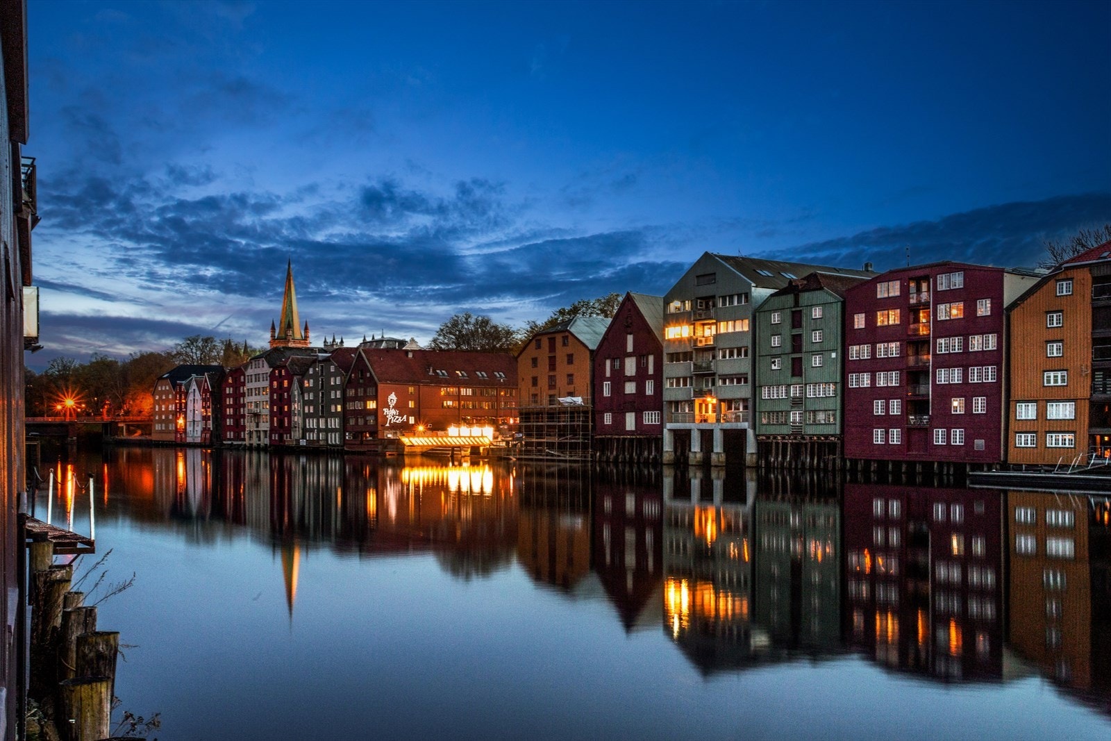 Bakklandet er kjent for sin unike atmosfære og historiske trehusbebyggelse. Galleribilde