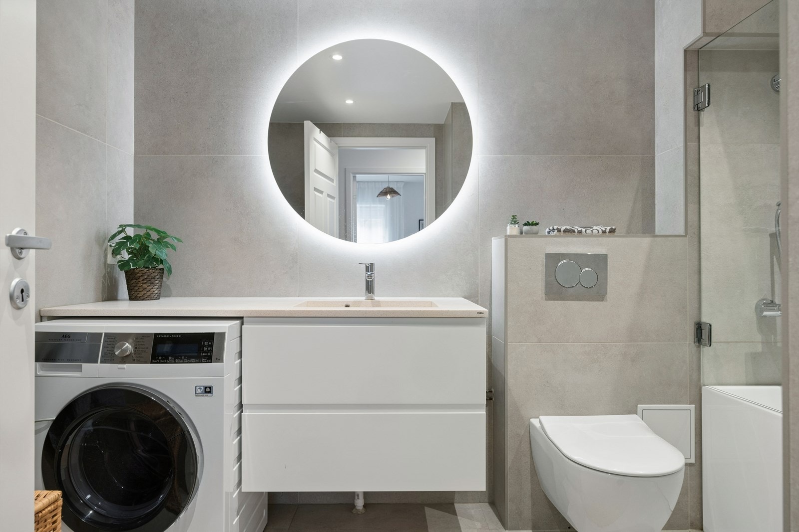 Badet ble oppgradert i 2020 med fliser på gulv og vegger, og har opplegg for vaskemaskin. Galleribilde