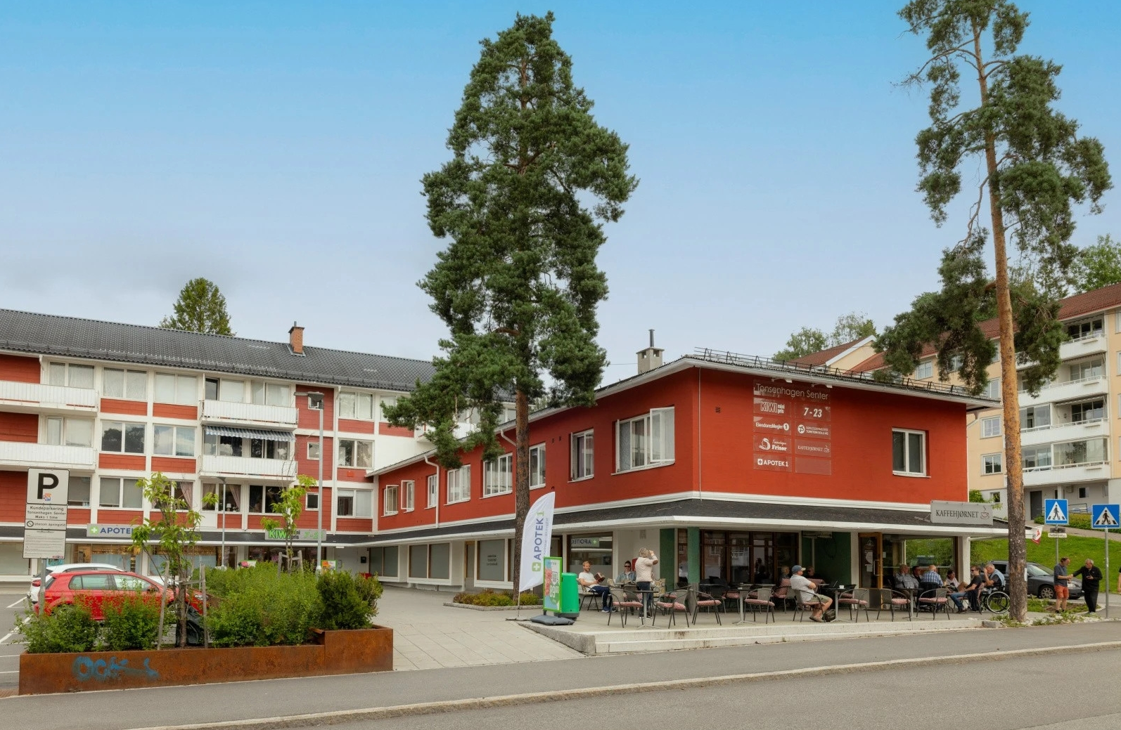På Tonsenhagen Torg finner du Kiwi, apotek, strikkebutikk og en hyggelig nabolags kafé, Kaffehjørnet, som er svært populær. Galleribilde