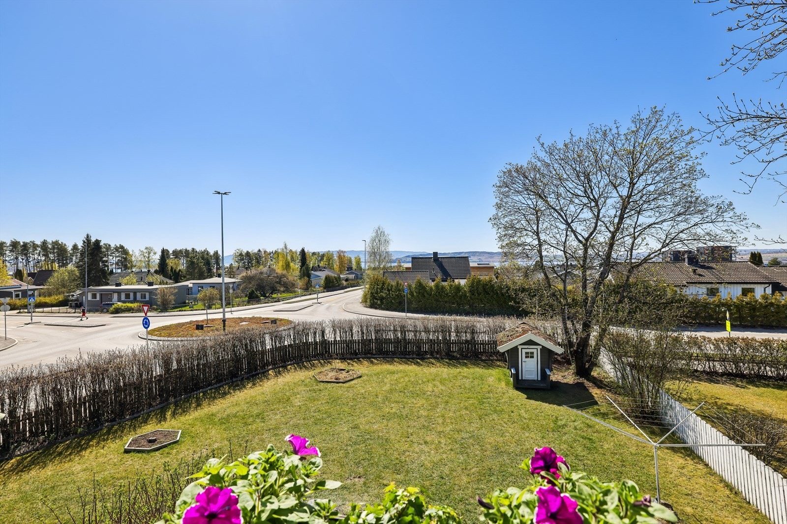 Utsikt over den store hagen og det etablerte boligområdet på Prestrud. Galleribilde