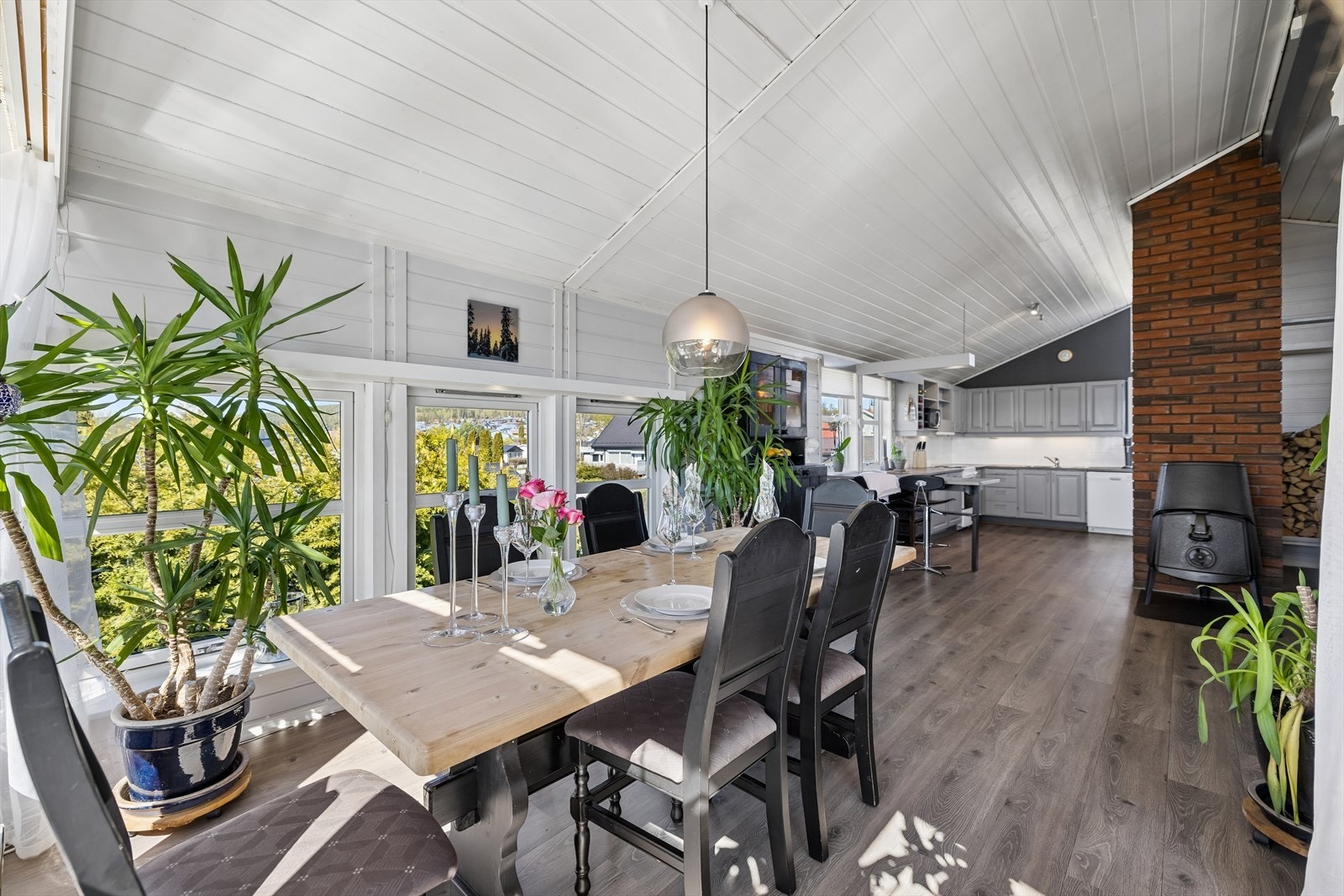 Spisestuen er en del av det åpne allrommet. En del av stuen ble tilbygget i 1995 for å skape et enda større rom. Galleribilde