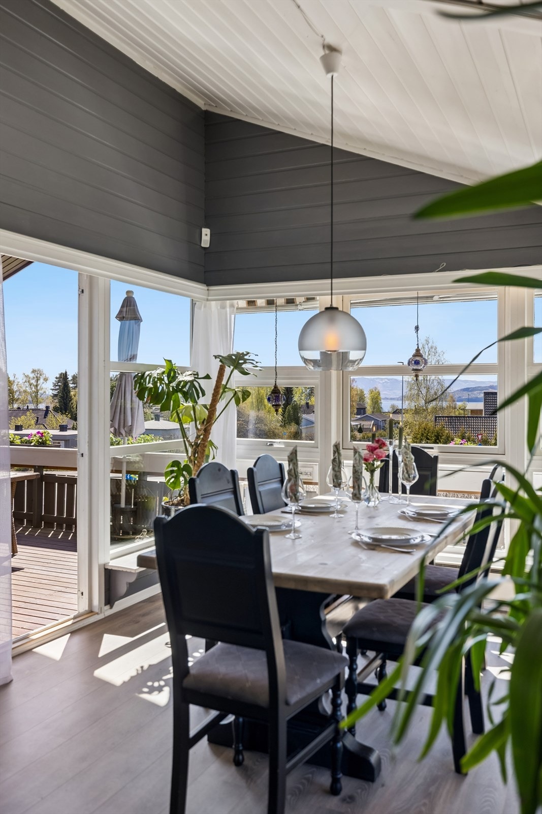 Fra spiseplassen er det direkte utgang til balkongen og utsikt over nærområdet. Galleribilde