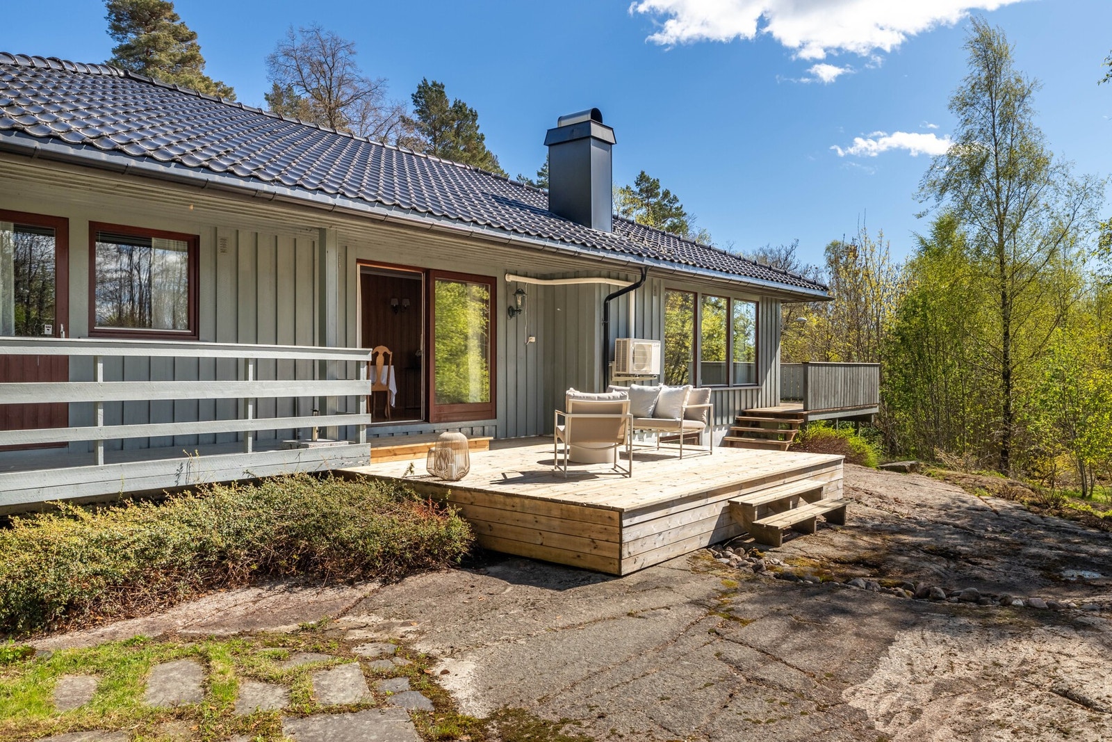 Tomten er leken med plen, fjell, trær og er en drøm for lek og moro. Galleribilde