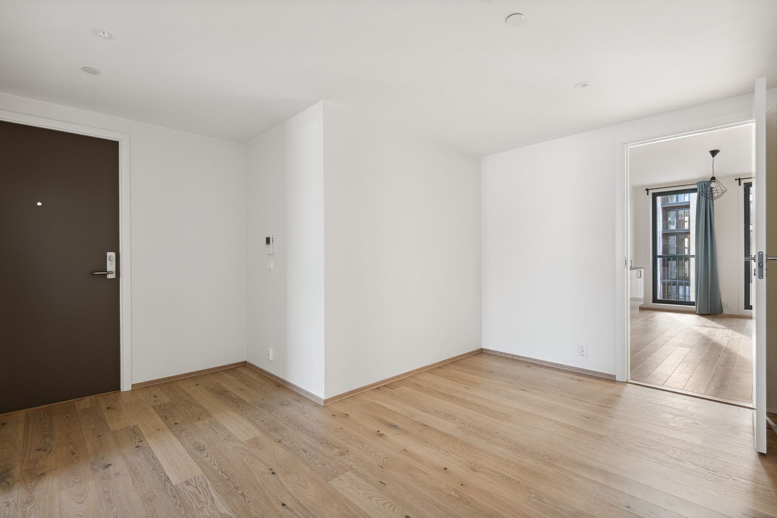 Stor gang med masse plass til garderobeskap, yttertøy og sko Galleribilde
